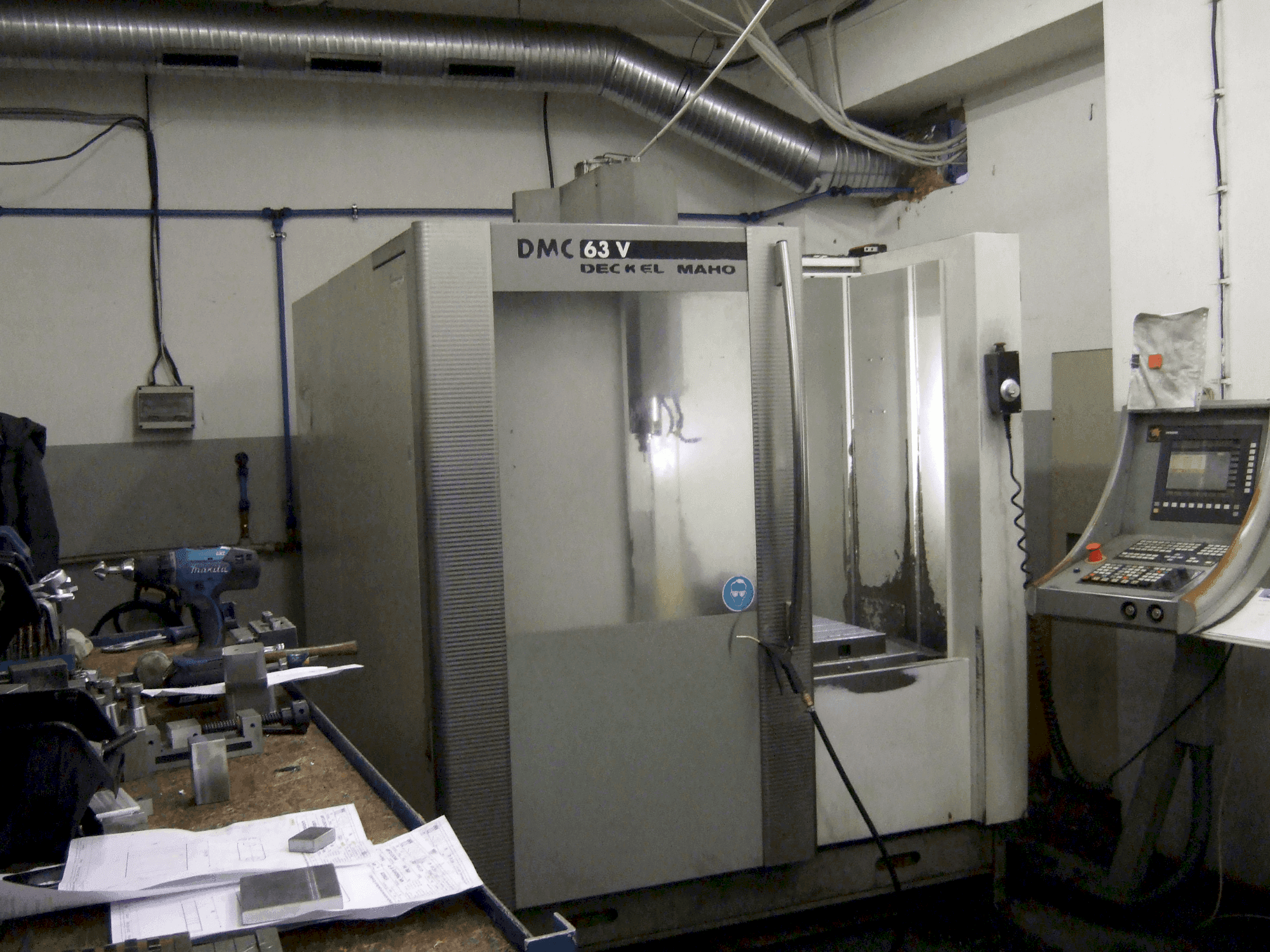 Makine  DECKEL MAHO DMC 63V - Önden görünüm