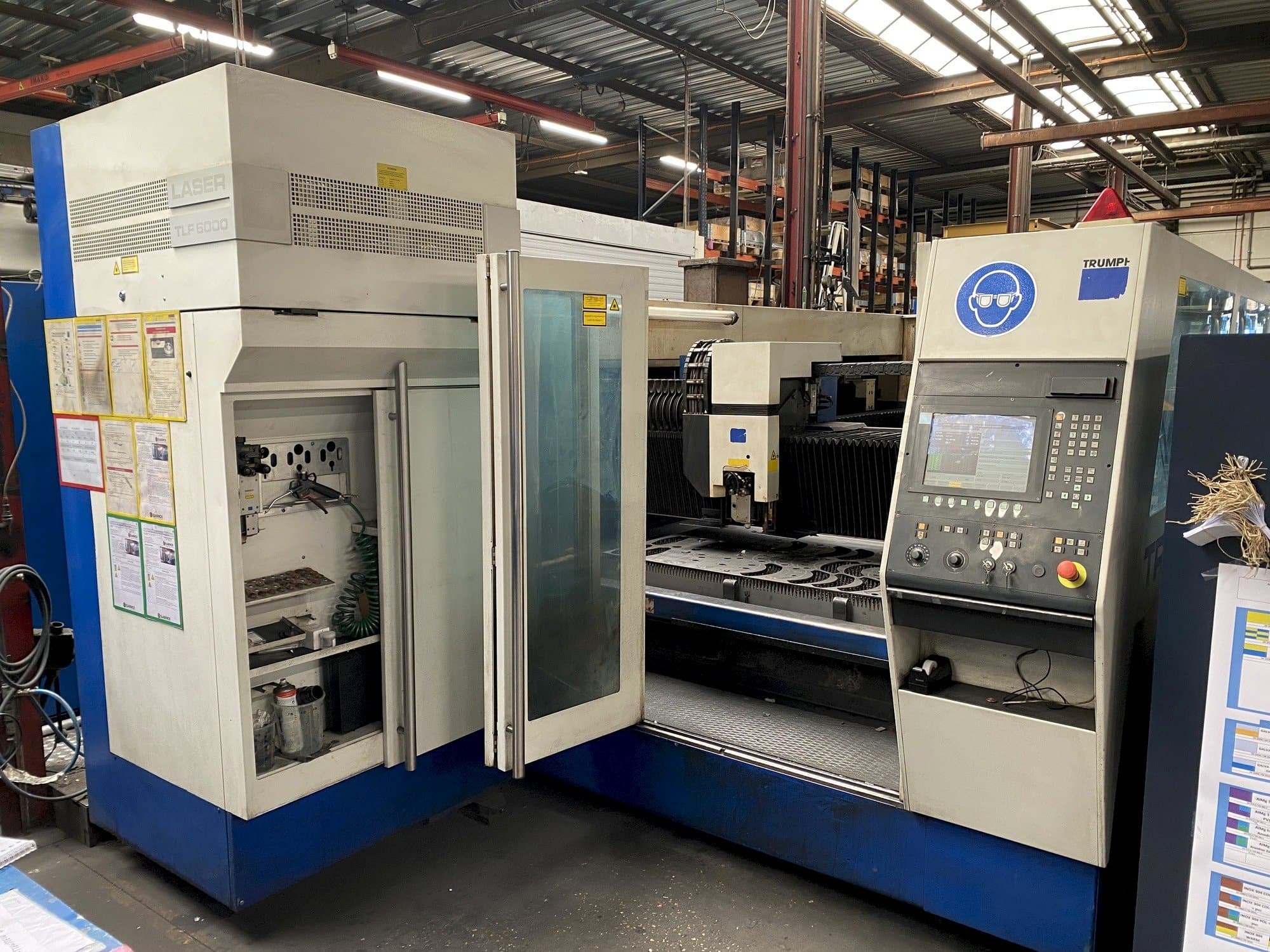 Makine  Trumpf Trumatic L3050 - Önden görünüm