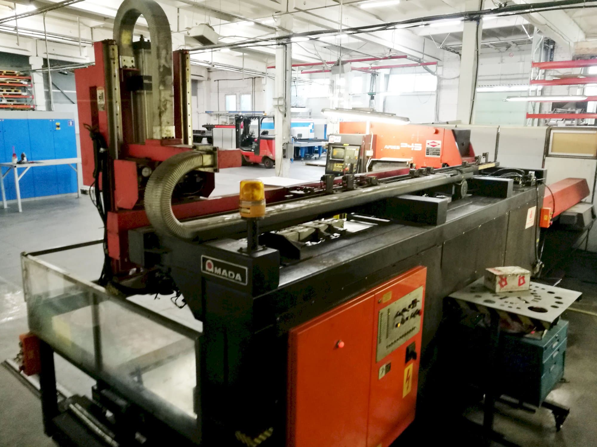 Makine  AMADA - Sol taraftaki görüntü ARIES 245