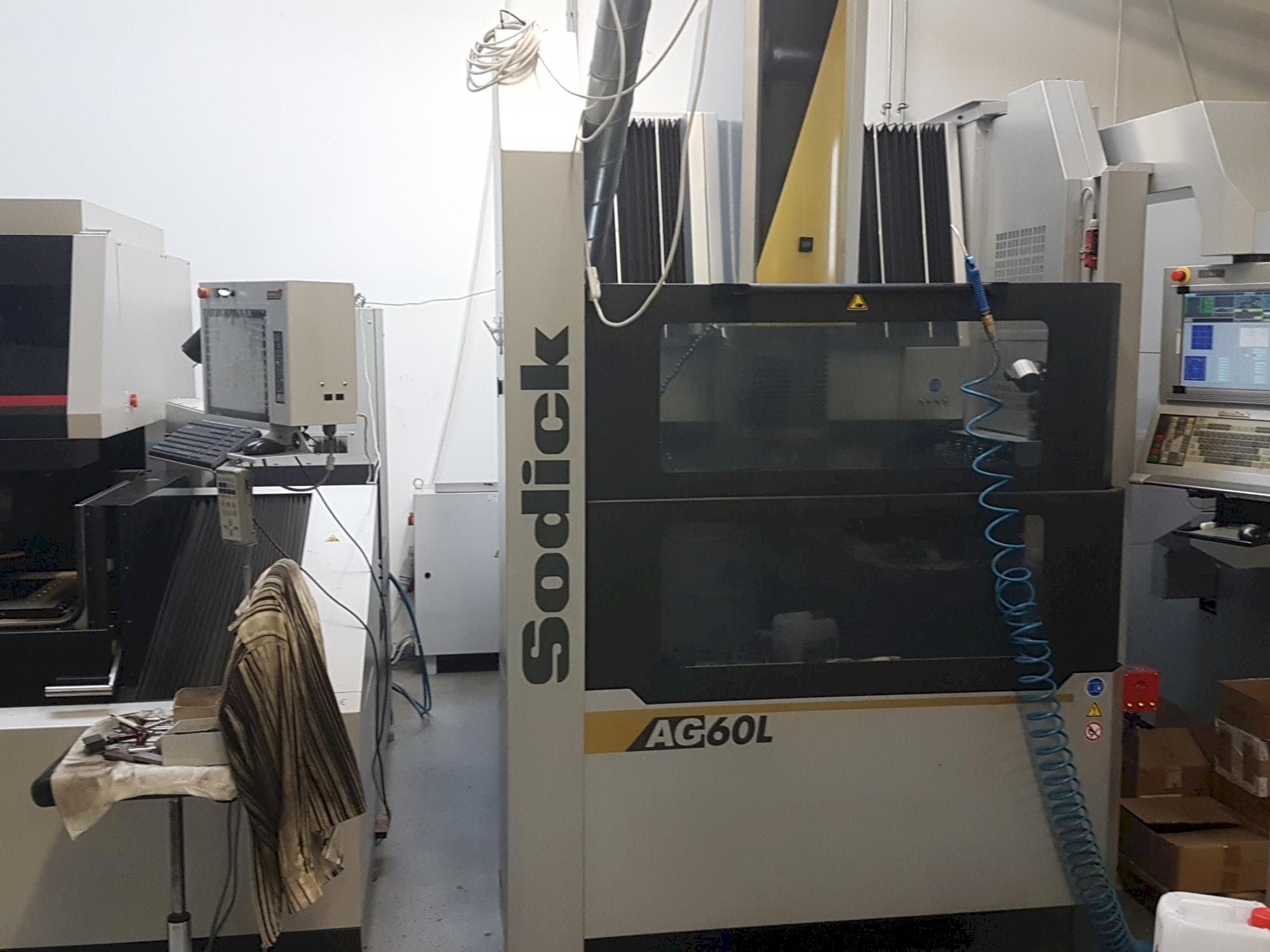 Makine  Sodick AG60L - Önden görünüm