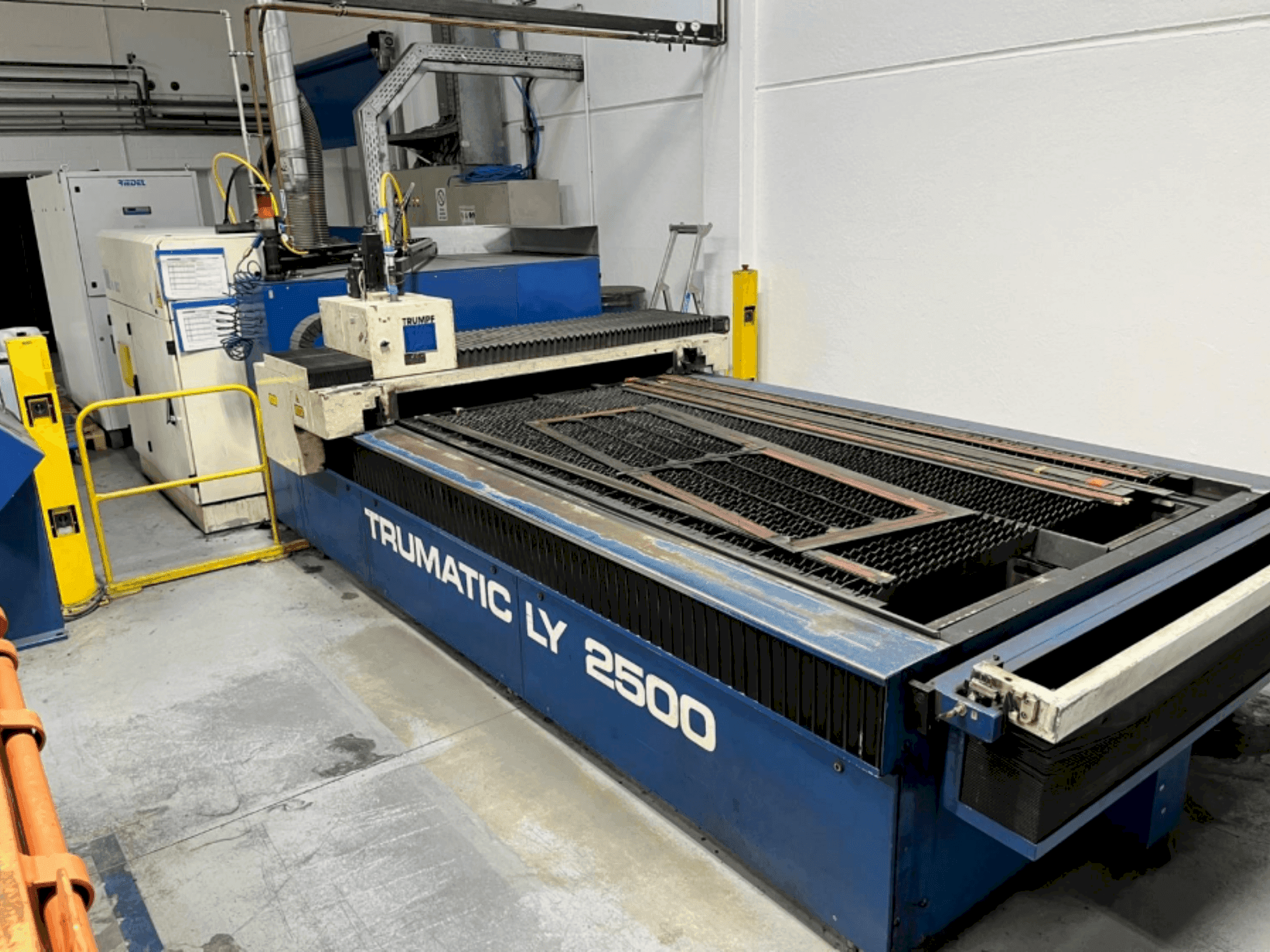 Makine  TRUMPF Trumatic LY2500 - Önden görünüm