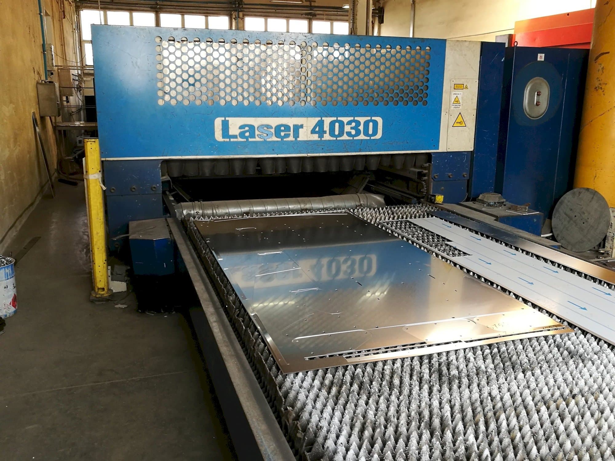 Makine  Trumpf Trumatic L4030 - Önden görünüm