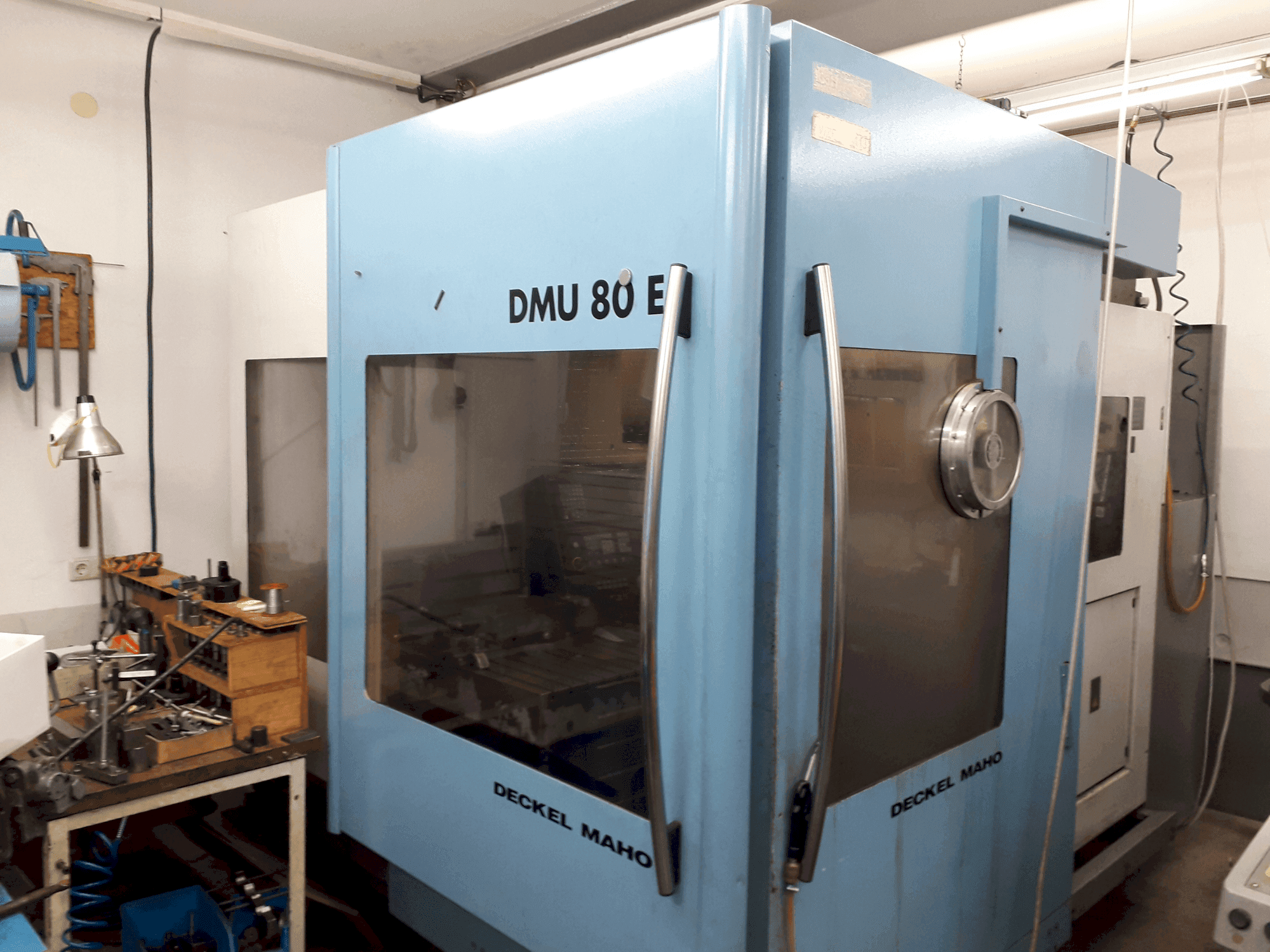 Makine  DECKEL MAHO DMU 80E - Önden görünüm