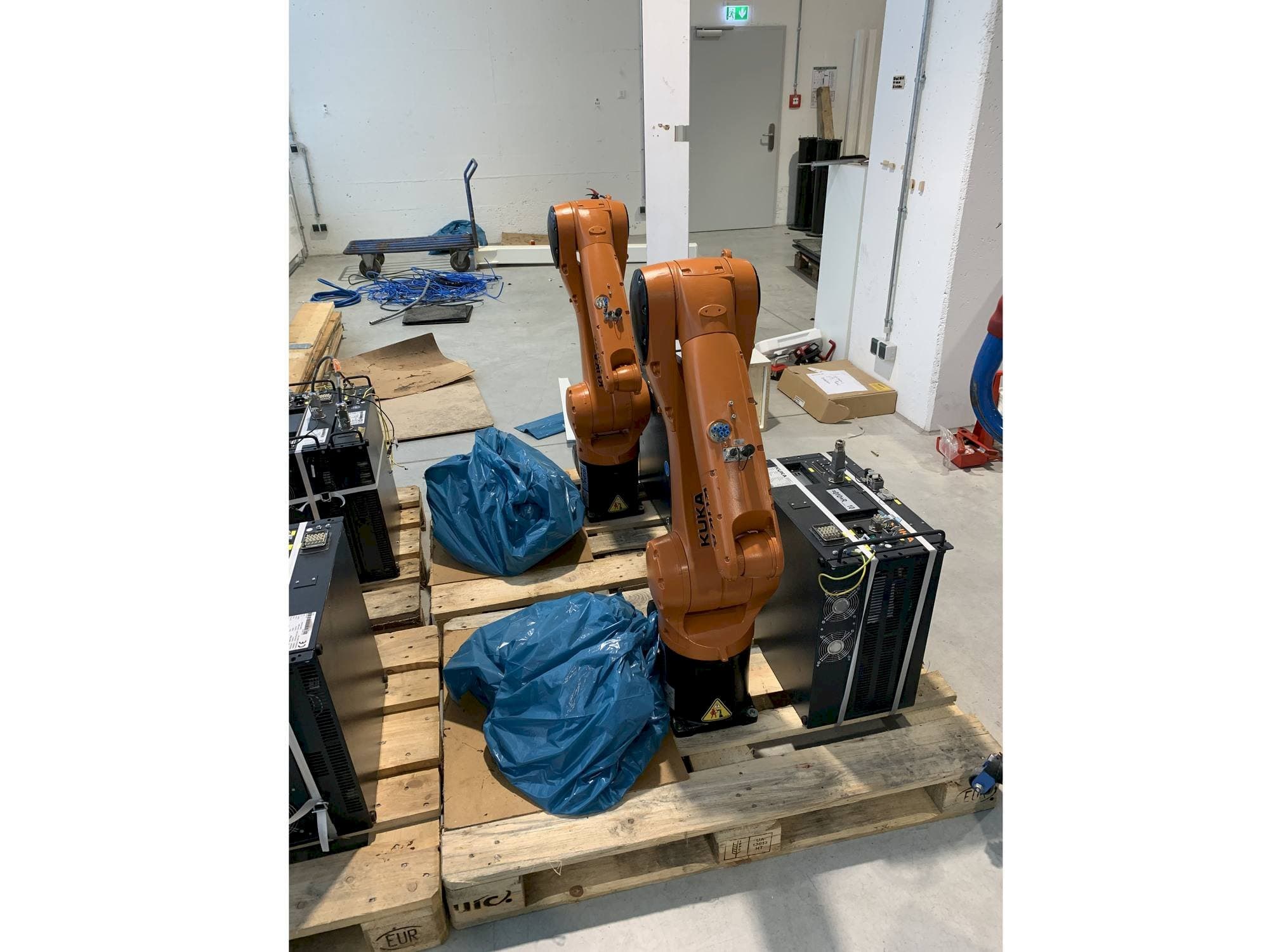 Makine  KUKA KR10 R1100 with KR C4 COMPACT Controller - Önden görünüm