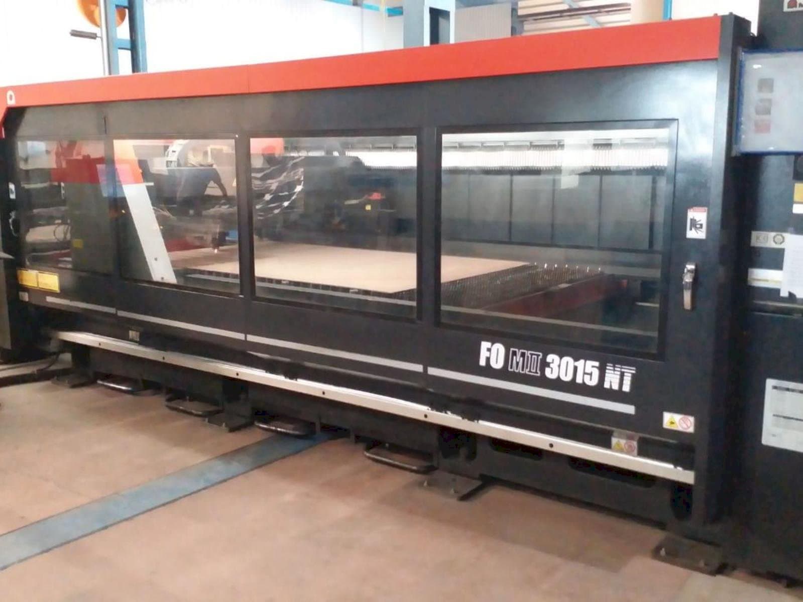 Makine  AMADA F0M2 3015 MT - Önden görünüm