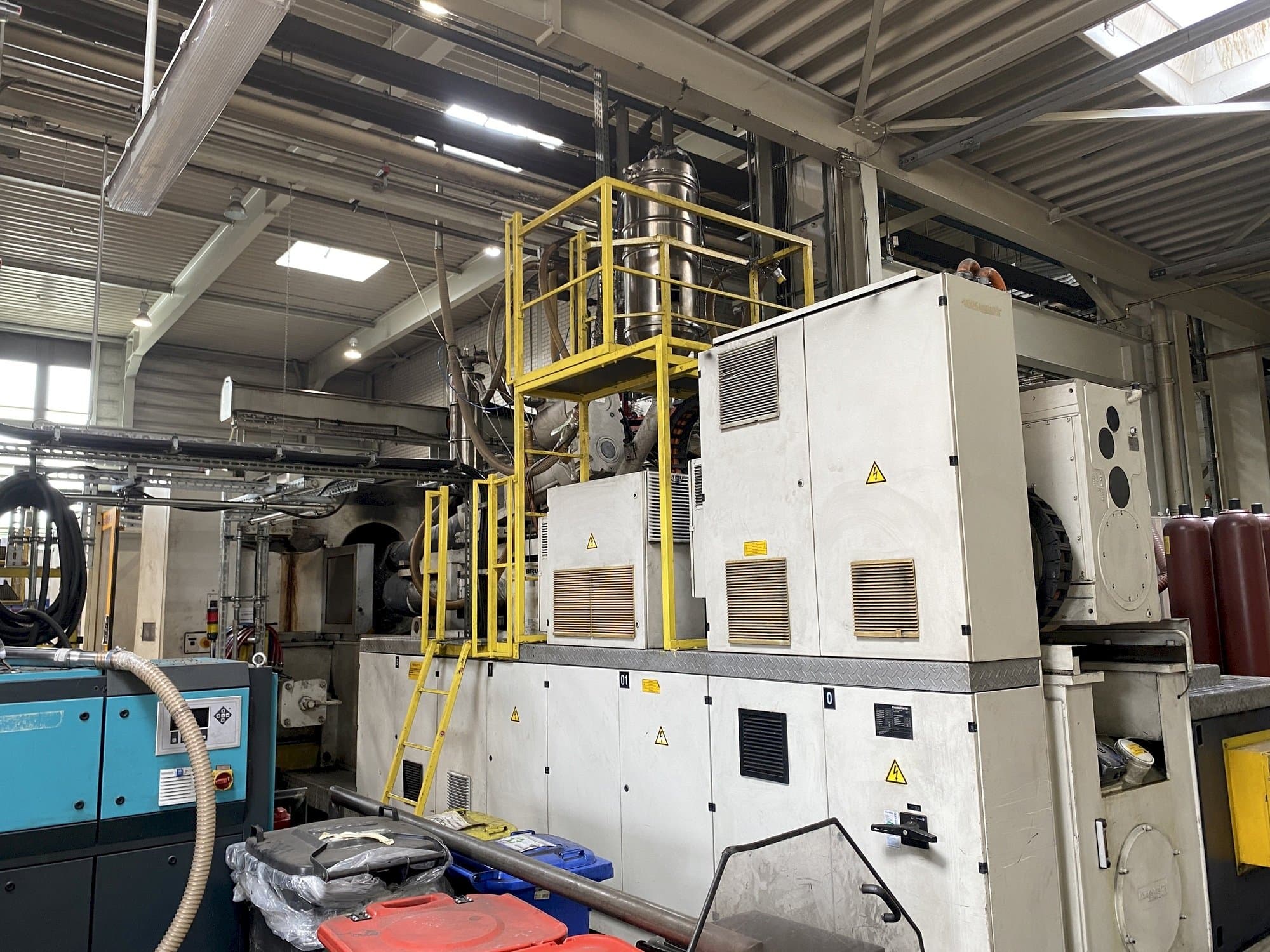 Makine  Krauss Maffei 1600-12000-1400 MZ - Önden görünüm