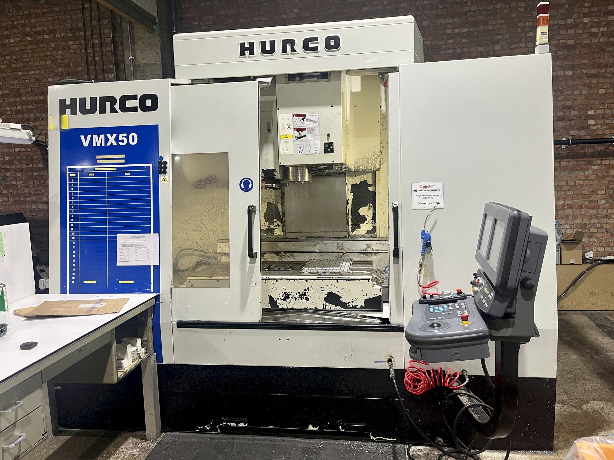 Makine  Hurco VMX50 - Önden görünüm