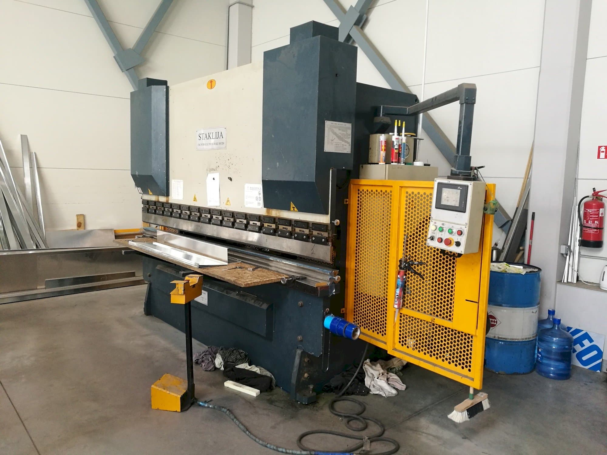 Makine  Staklija WC67K-100x3200 - Önden görünüm