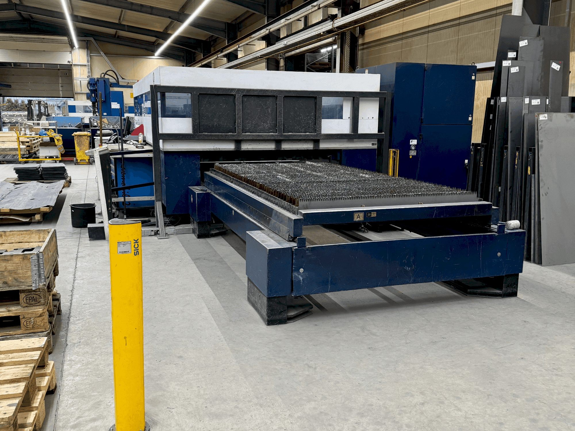 Makine  TRUMPF TruLaser 3030 4kW (L20) - Önden görünüm