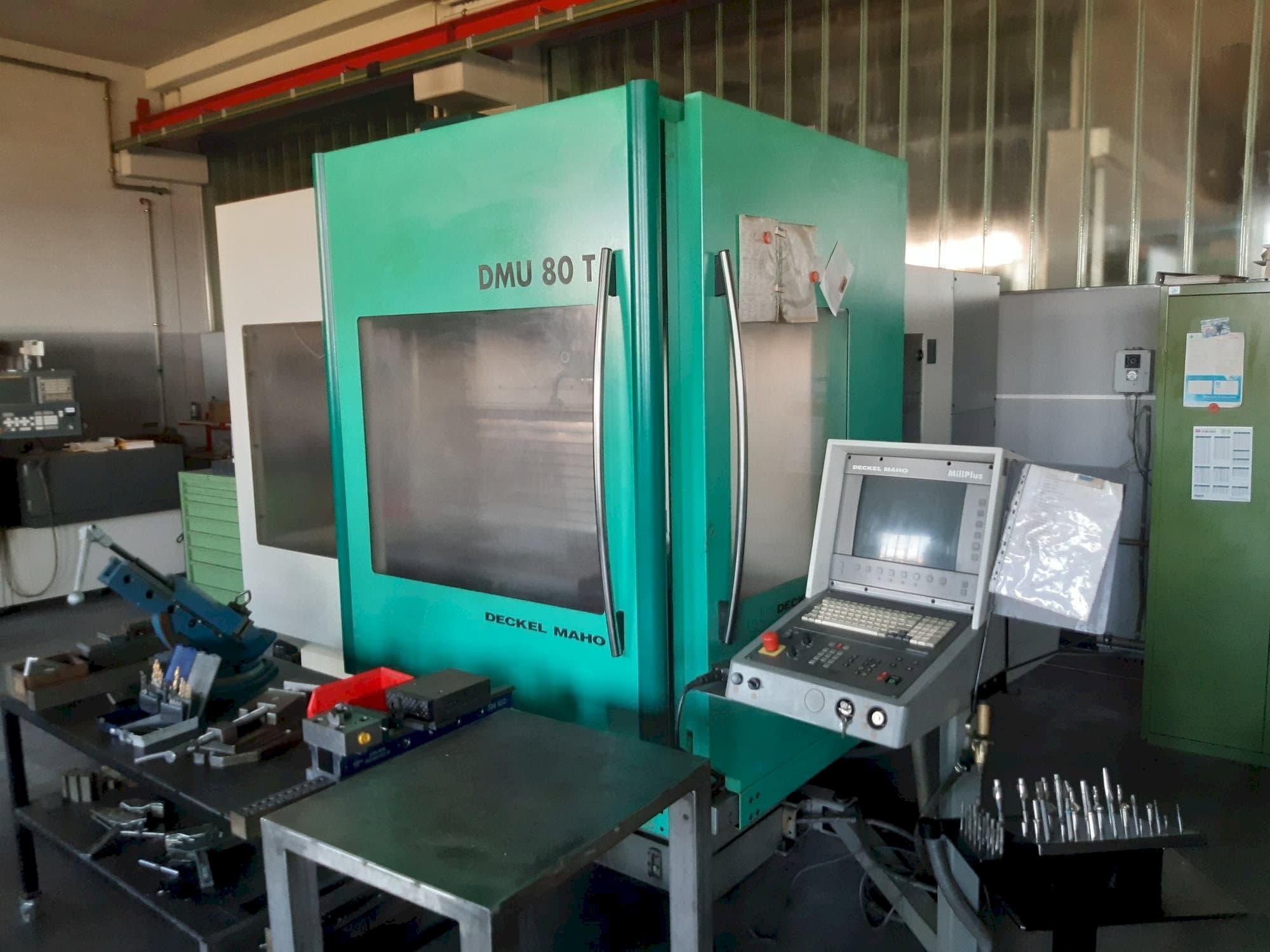 Makine  DECKEL MAHO DMU 80T - Önden görünüm