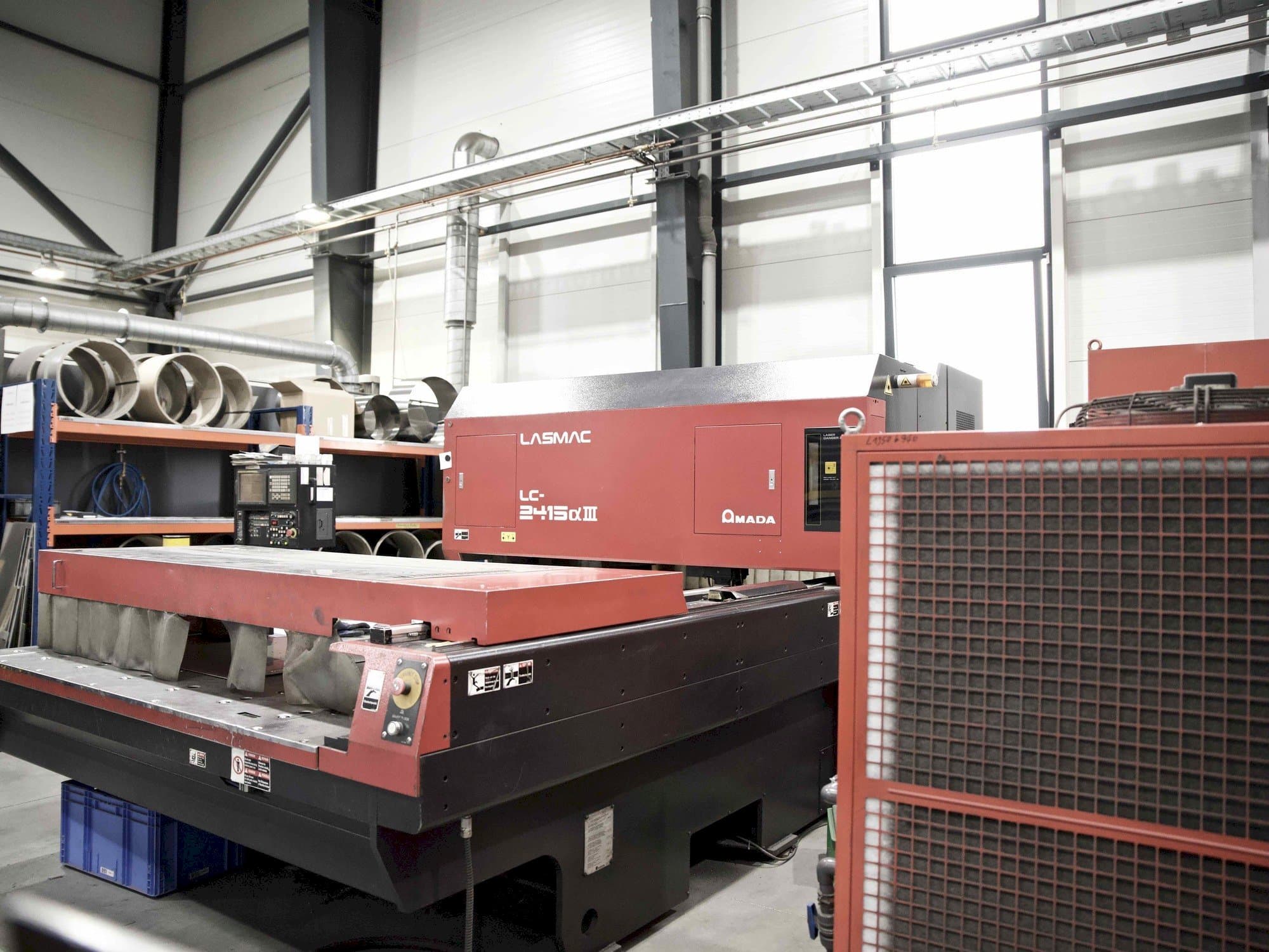 Makine  AMADA LC-2415aIII - Önden görünüm