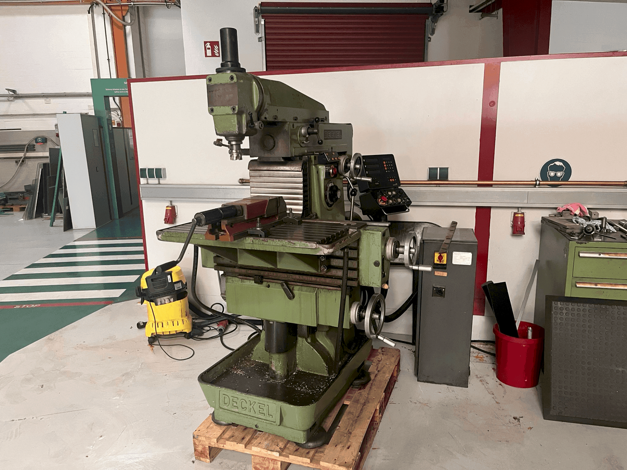 Makine  DECKEL FP2 - Önden görünüm