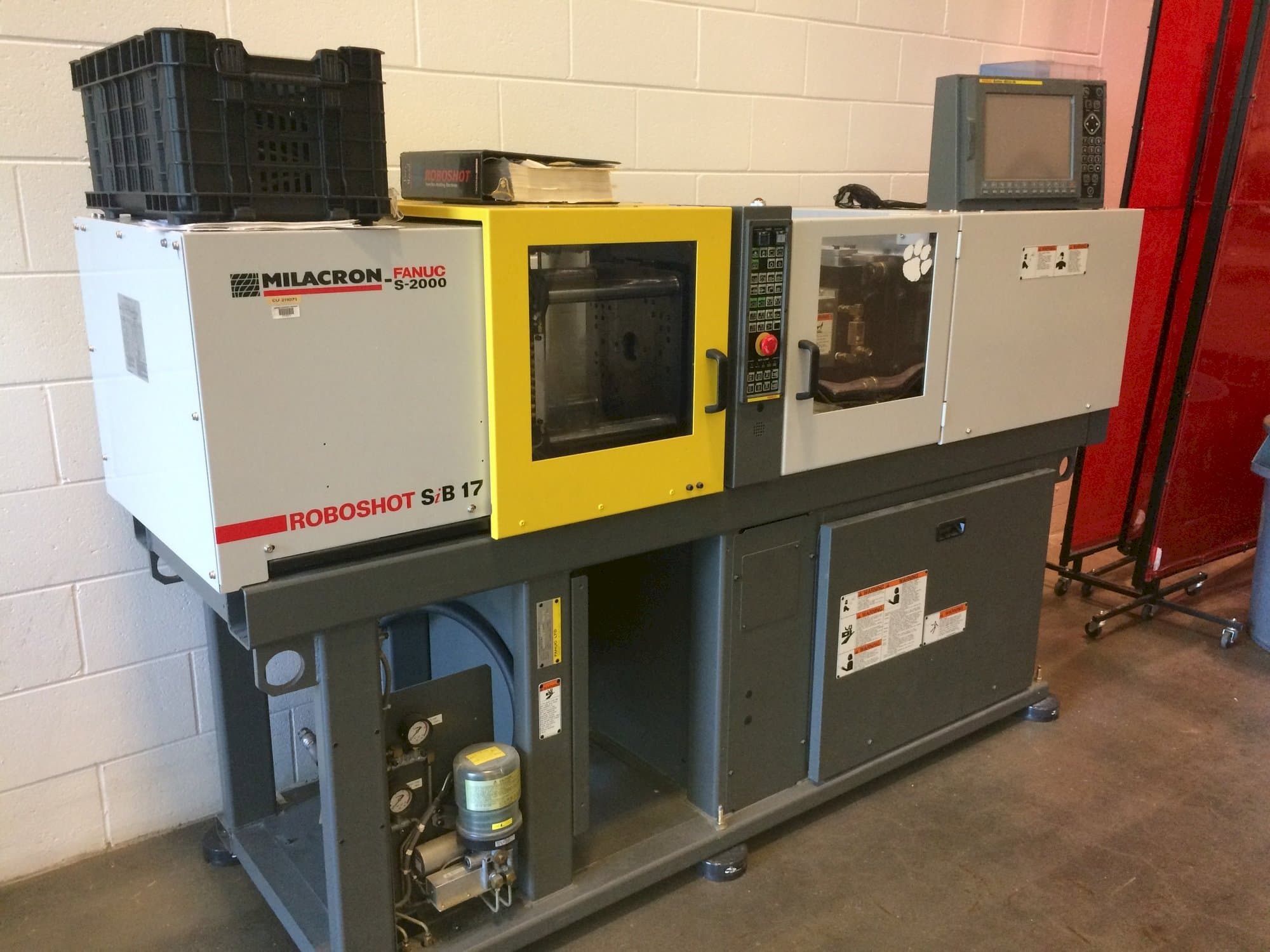 Makine  Milacron Roboshot S-2000i15A - Önden görünüm