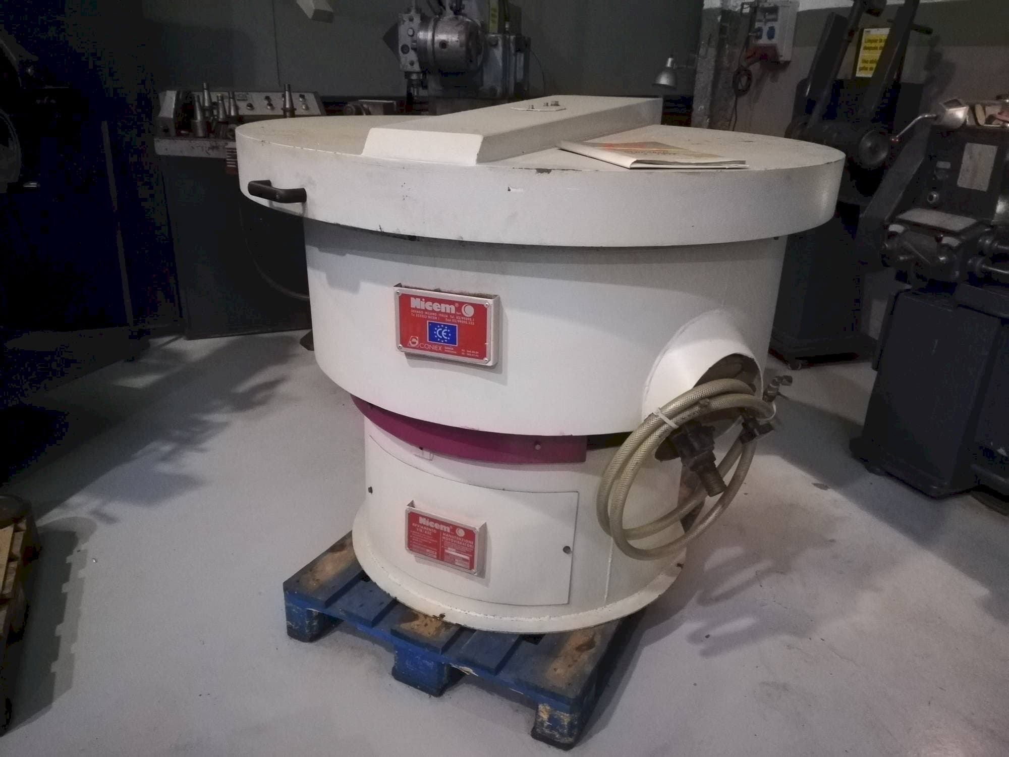 Makine  NICEM VIB 250 SM - Önden görünüm