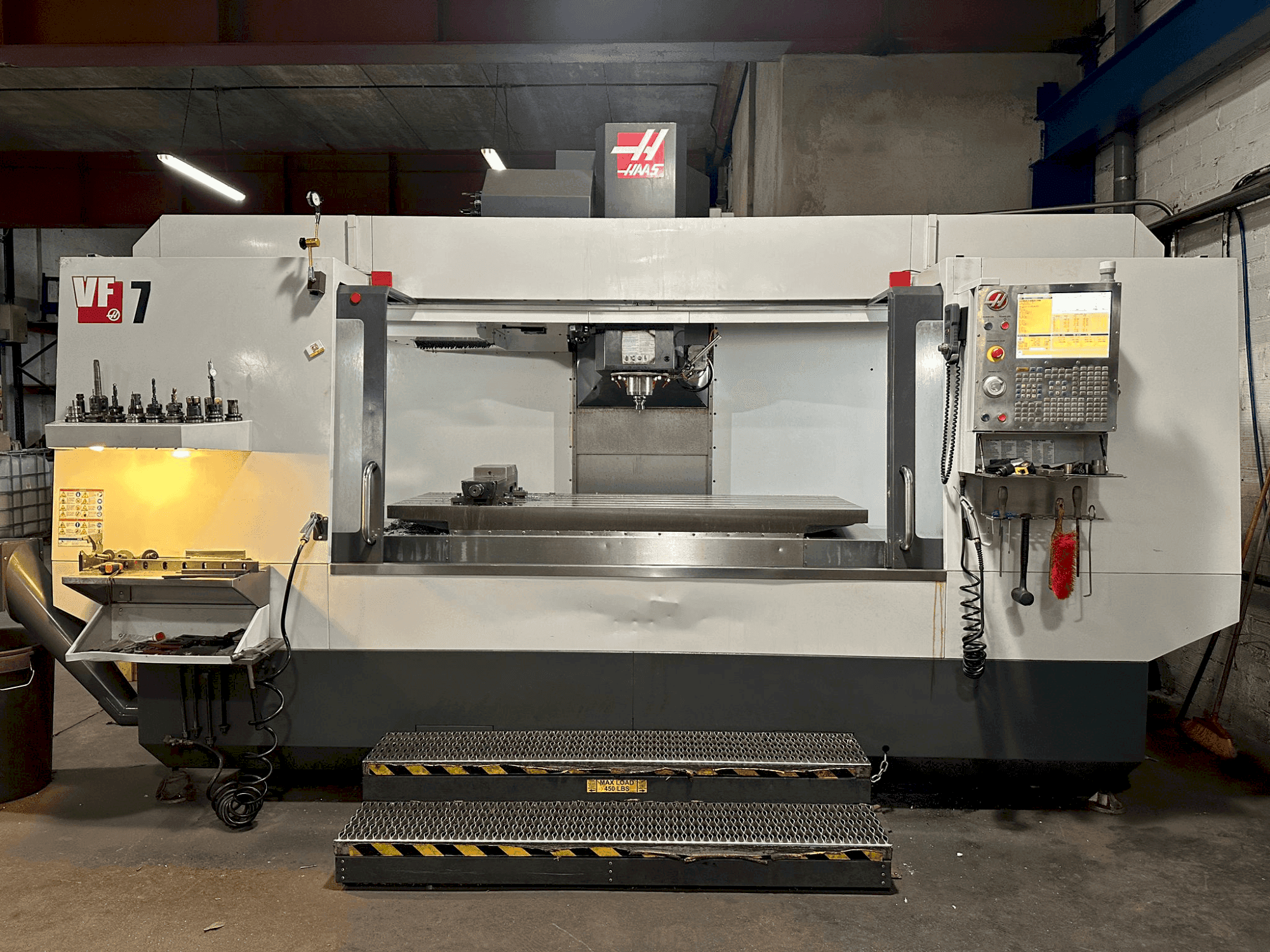 Makine  HAAS VF-7/40 - Önden görünüm