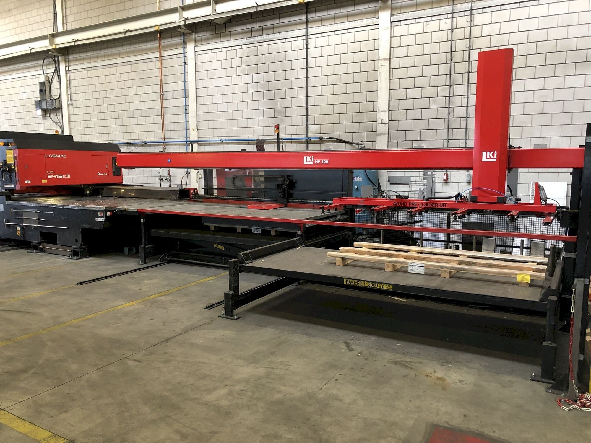 Makine  AMADA LC2415 ALPHA III - Önden görünüm