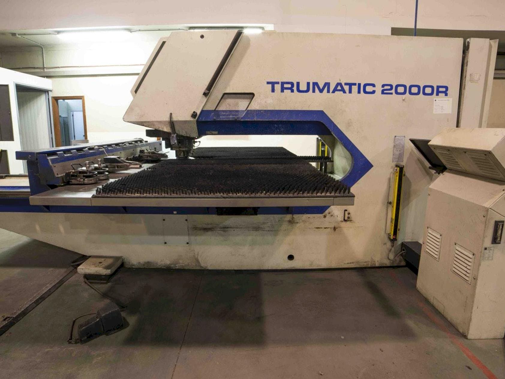 Makine  Trumpf Trumatic 2000R - Önden görünüm