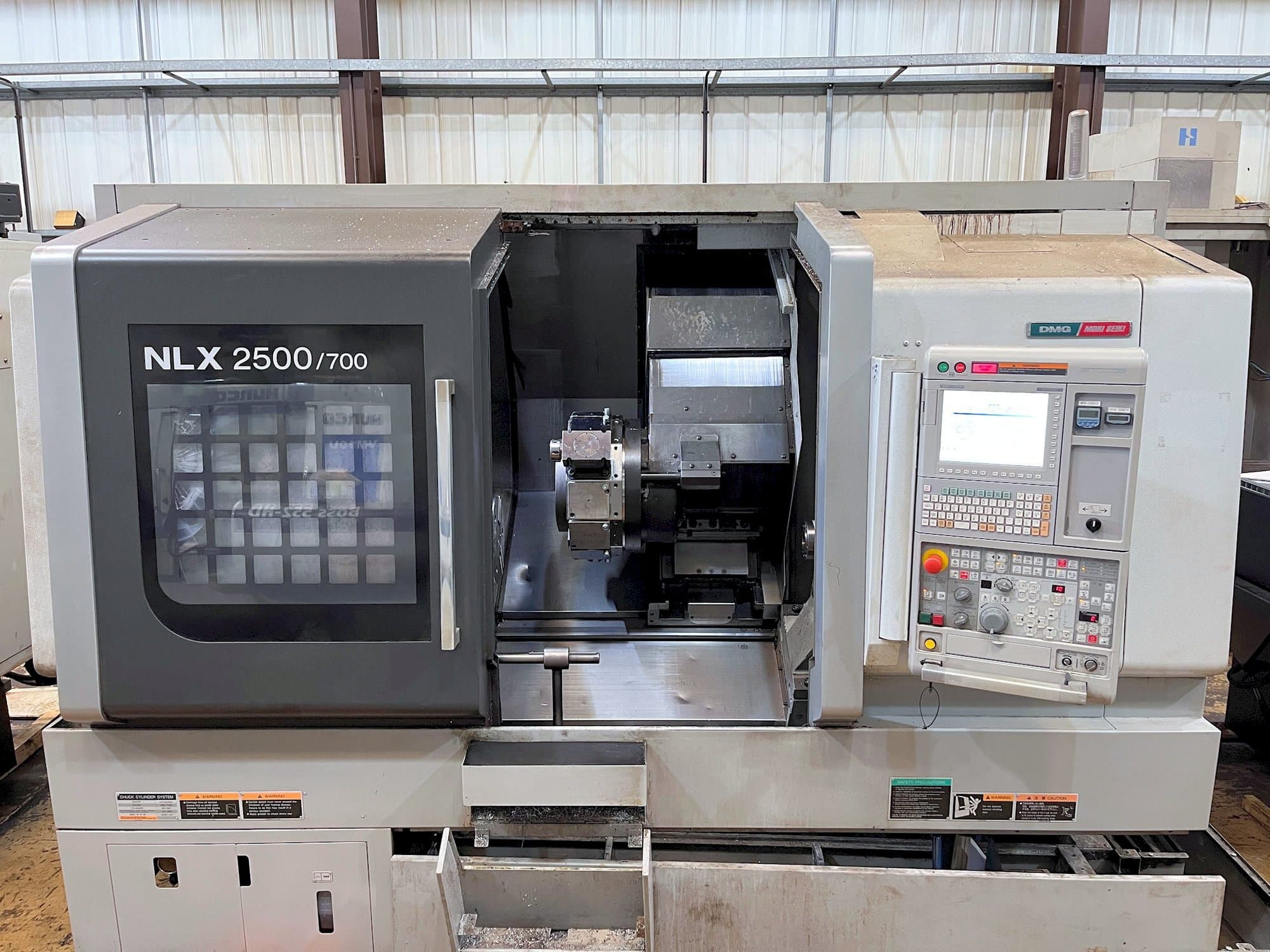 Makine  MORI SEIKI NLX2500Y-700 - Önden görünüm