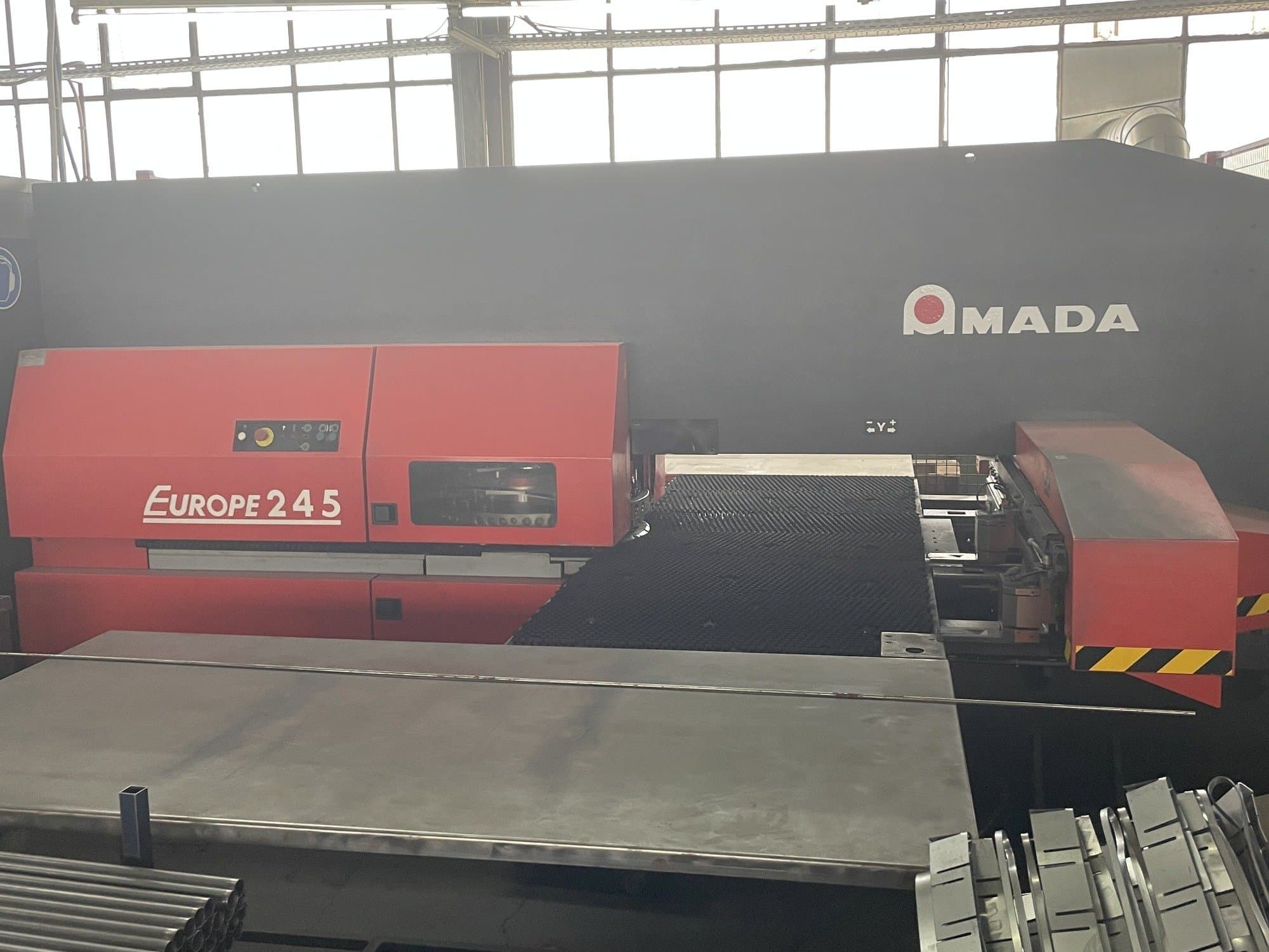 Makine  AMADA Europe 245 - Önden görünüm