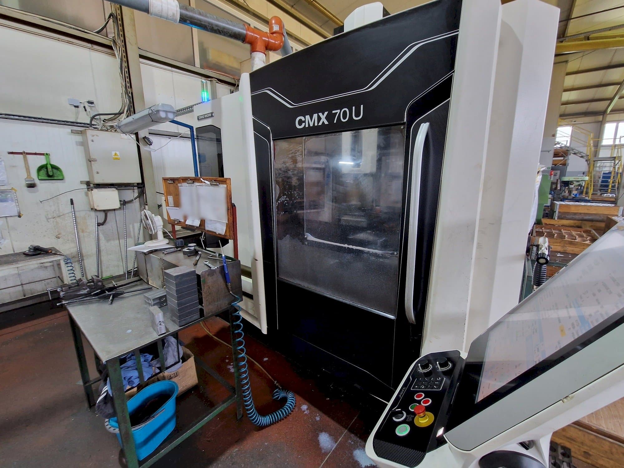 Makine  DMG MORI CMX 70 U - Önden görünüm
