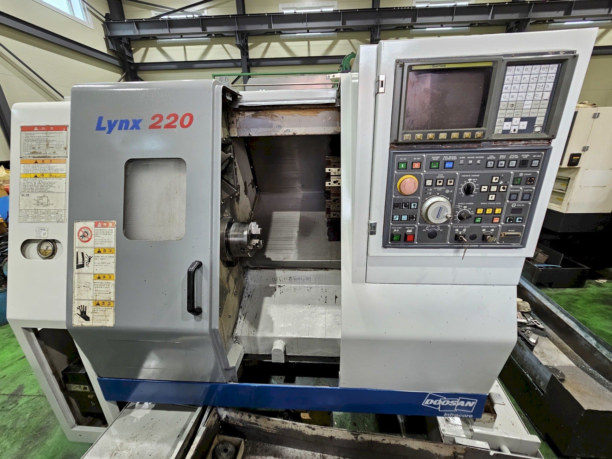 Makine  Doosan Lynx 220A - Önden görünüm