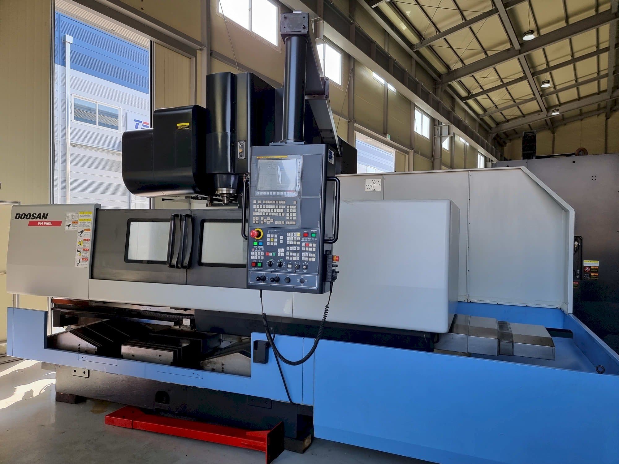 Makine  Doosan VM 960L - Önden görünüm