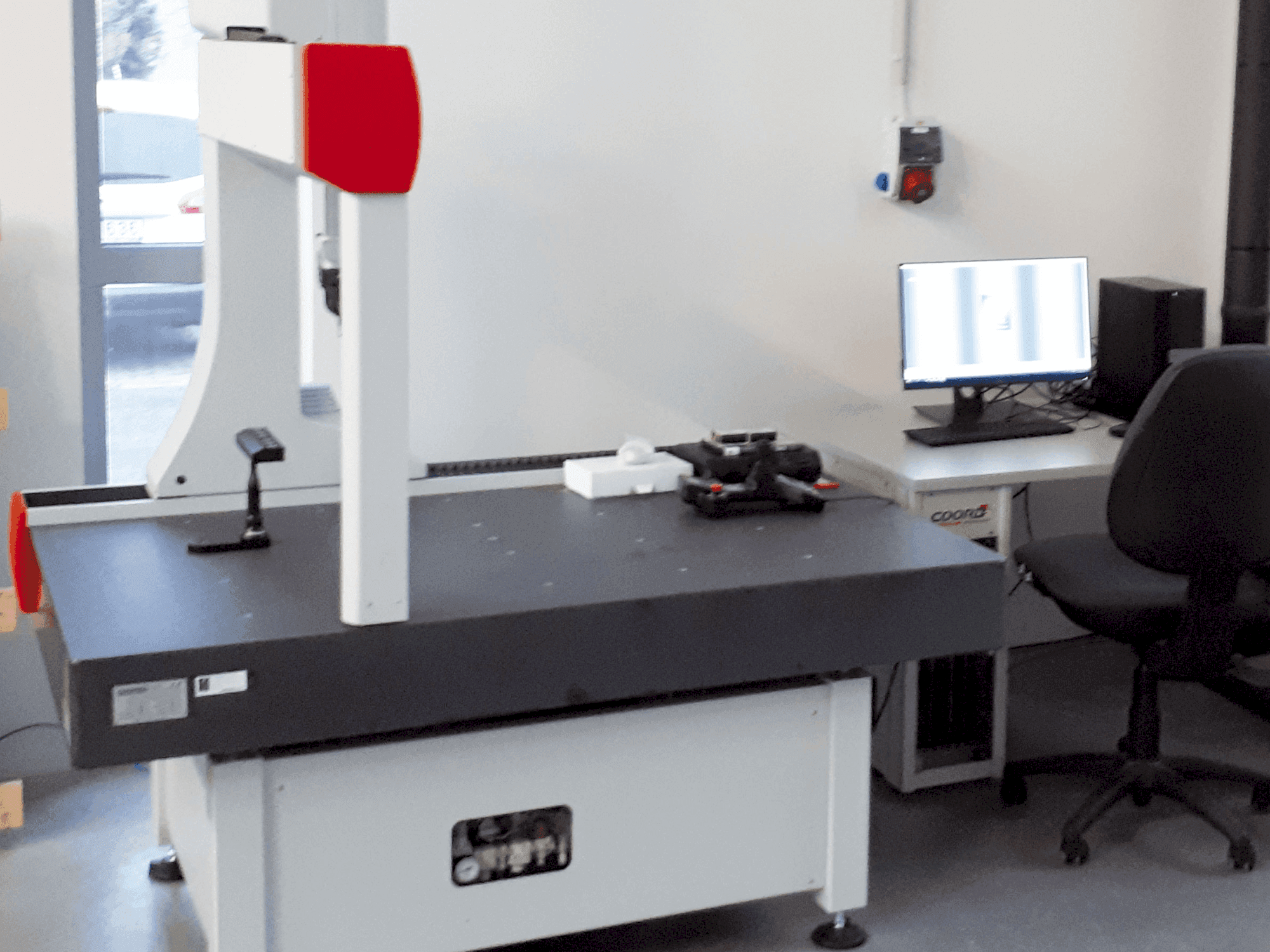 Makine  Coord3 ARES NT-L 10.7.5 CNC - Önden görünüm