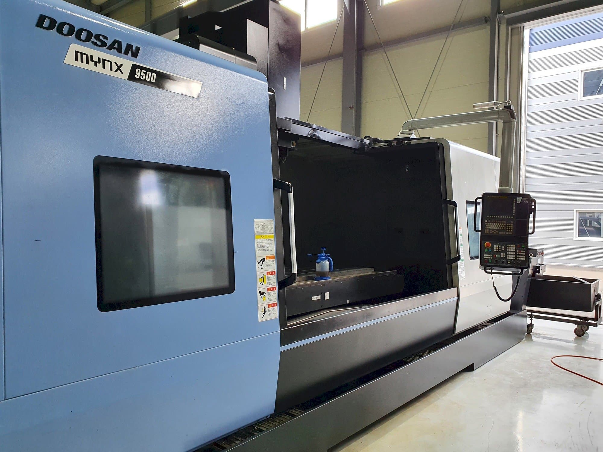 Makine  Doosan MYNX 9500 - Önden görünüm