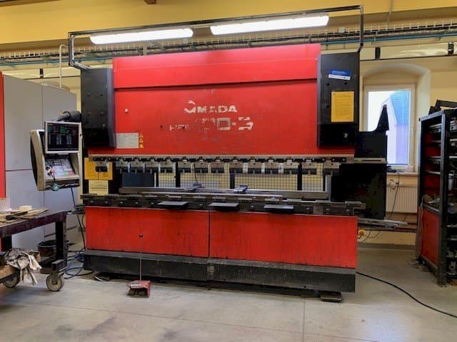 Makine  AMADA HFE 100-3 - Önden görünüm