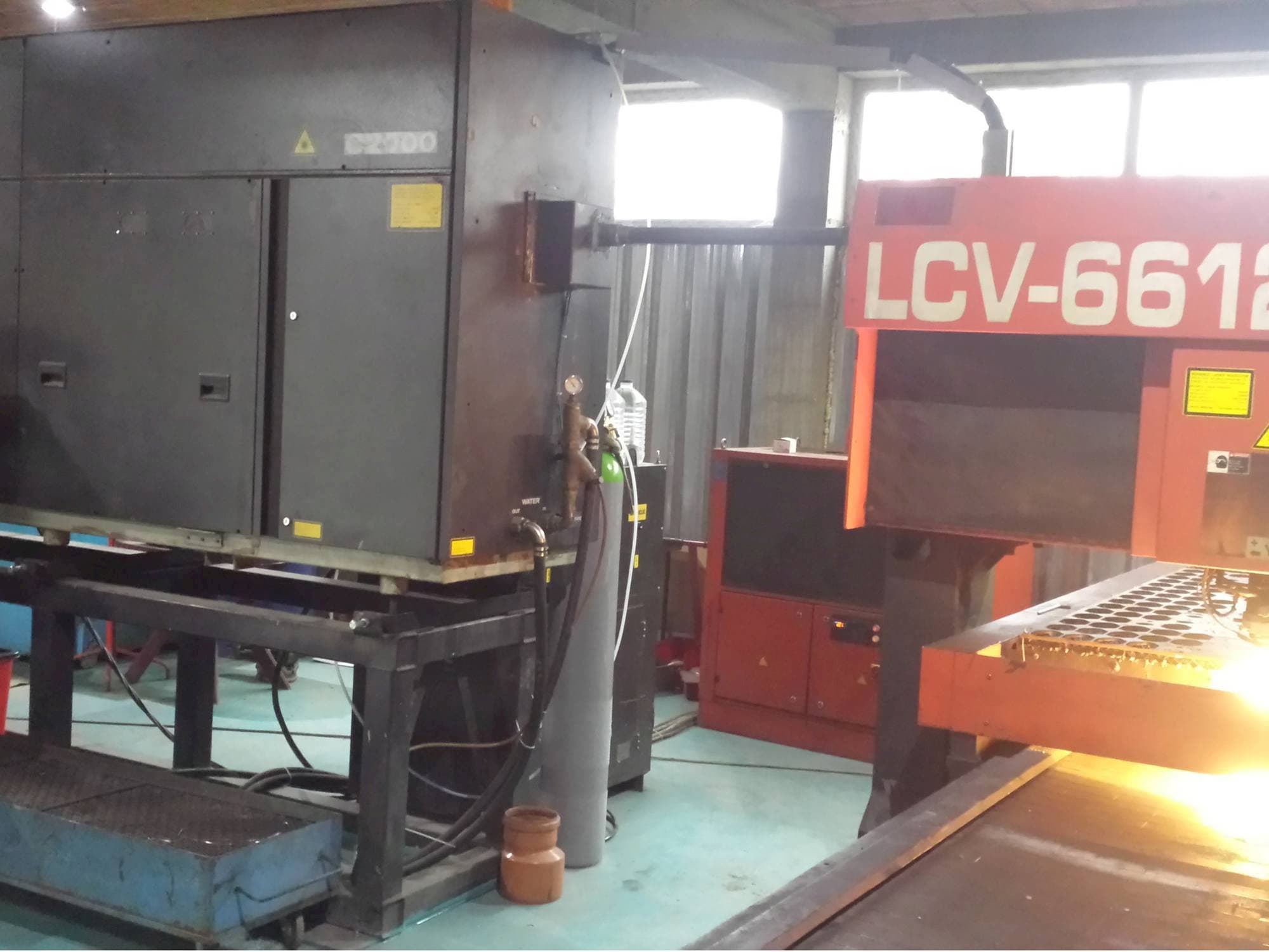 Makine  AMADA LCV 6612 II - Önden görünüm