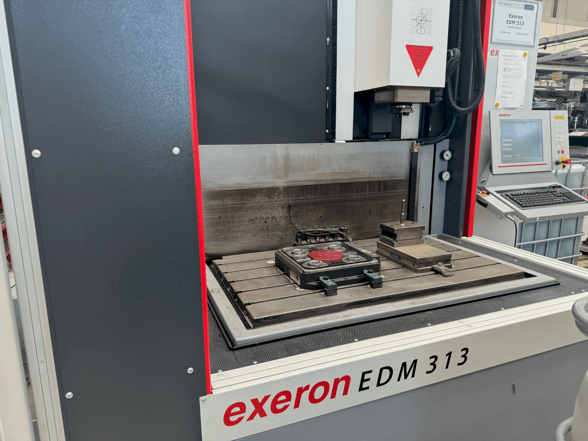 Makine  Exeron EDM 313 - Önden görünüm