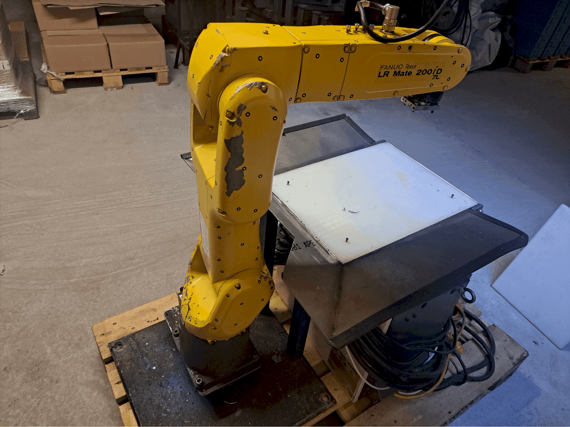 Makine  FANUC LR Mate 200iD/7L - Önden görünüm