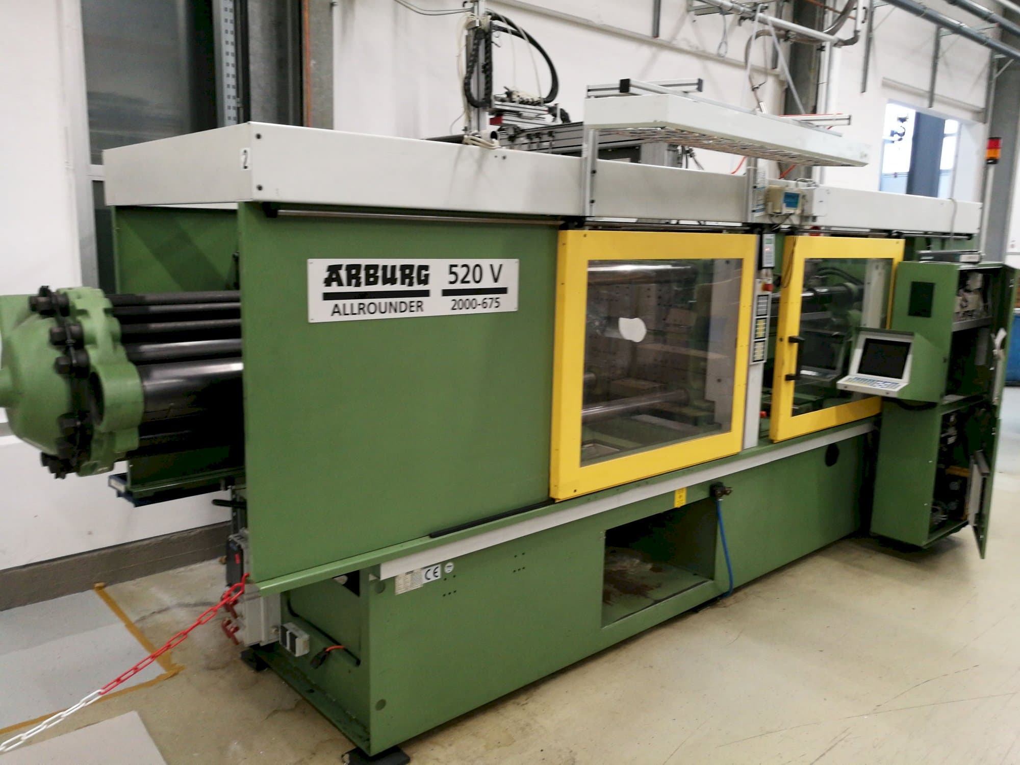 Makine  Arburg - Önden görünüm 520 V 2000-675