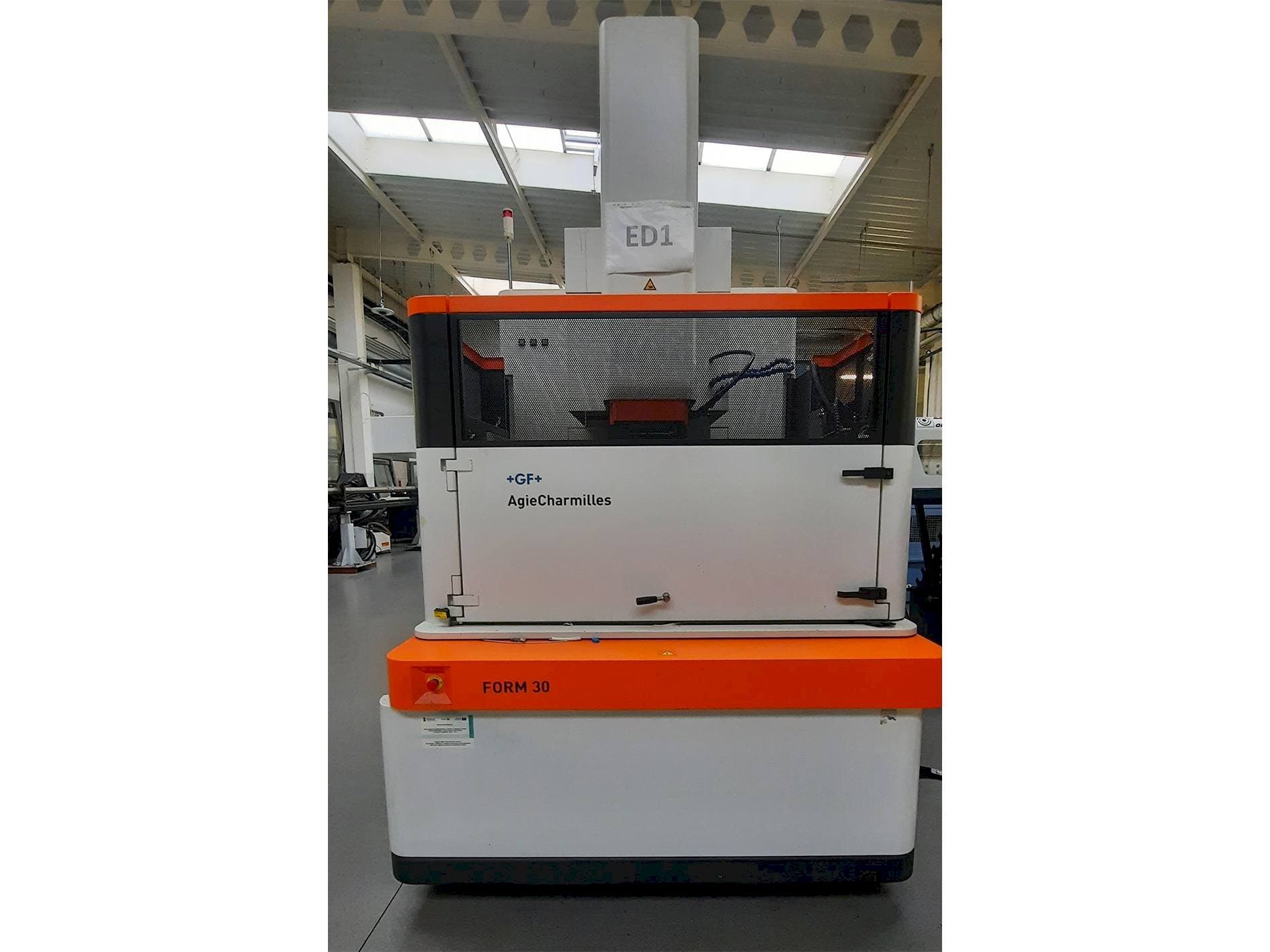 Makine  AgieCharmilles FORM 30 - Önden görünüm