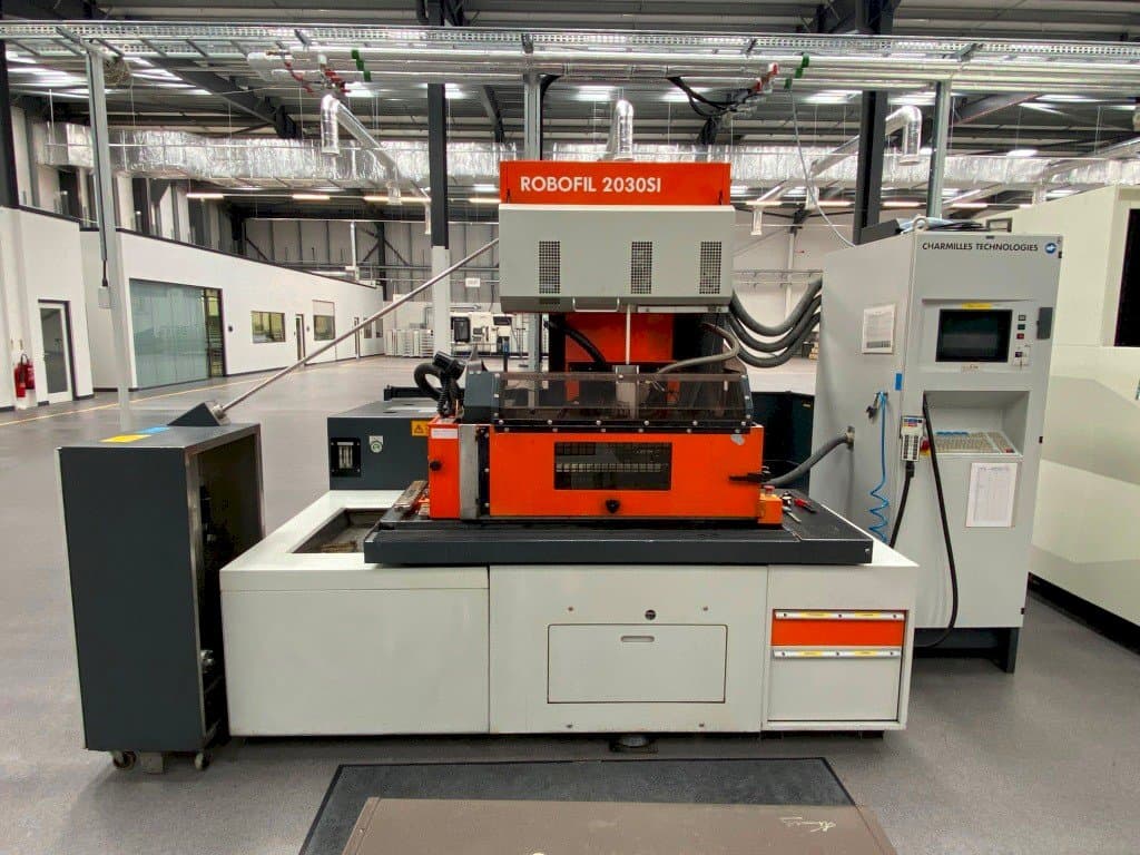 Makine  CHARMILLES ROBOFIL 2030SI - Önden görünüm