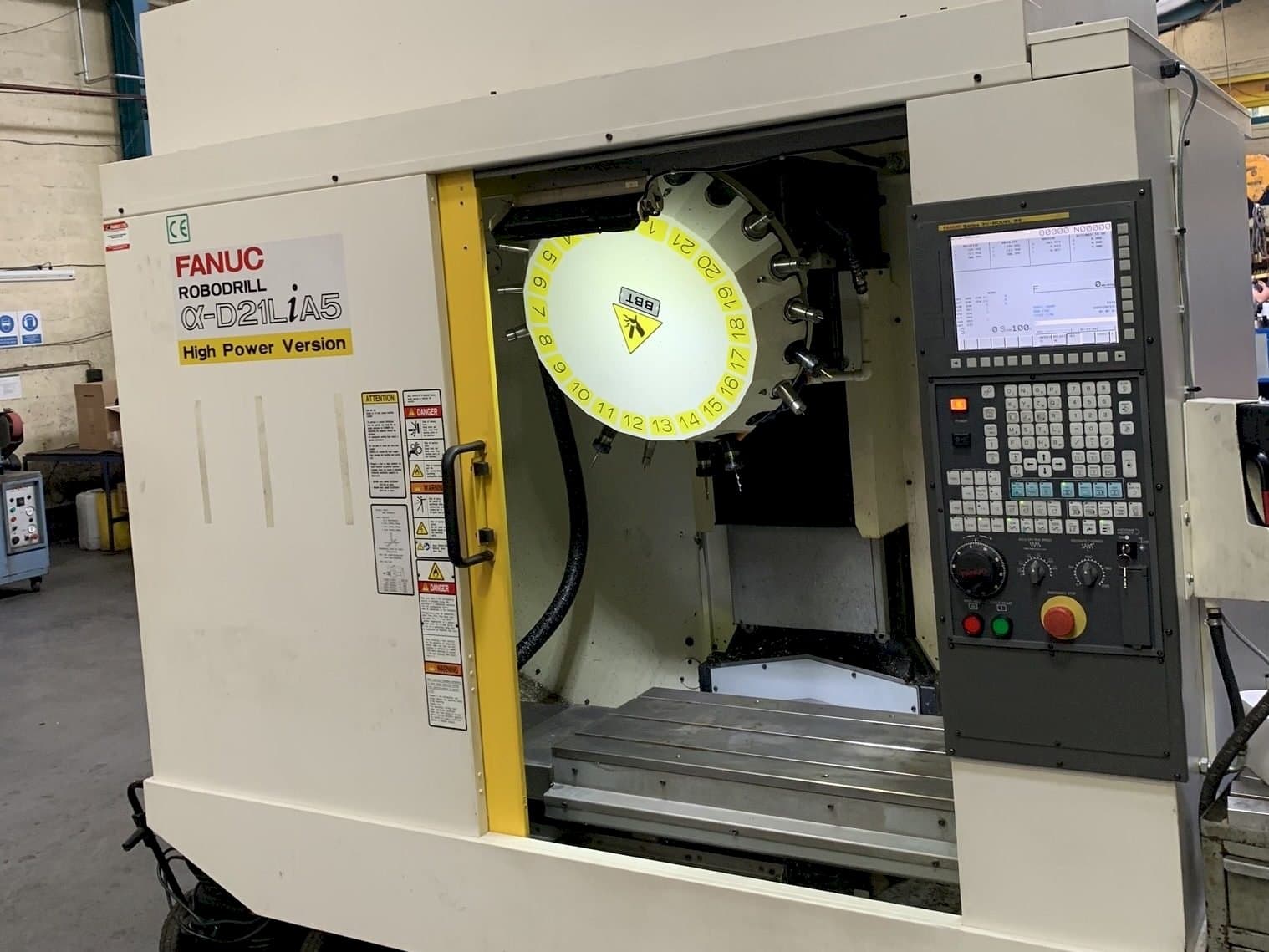 Makine  FANUC Robodrill Alpha D21LiA5 - Önden görünüm