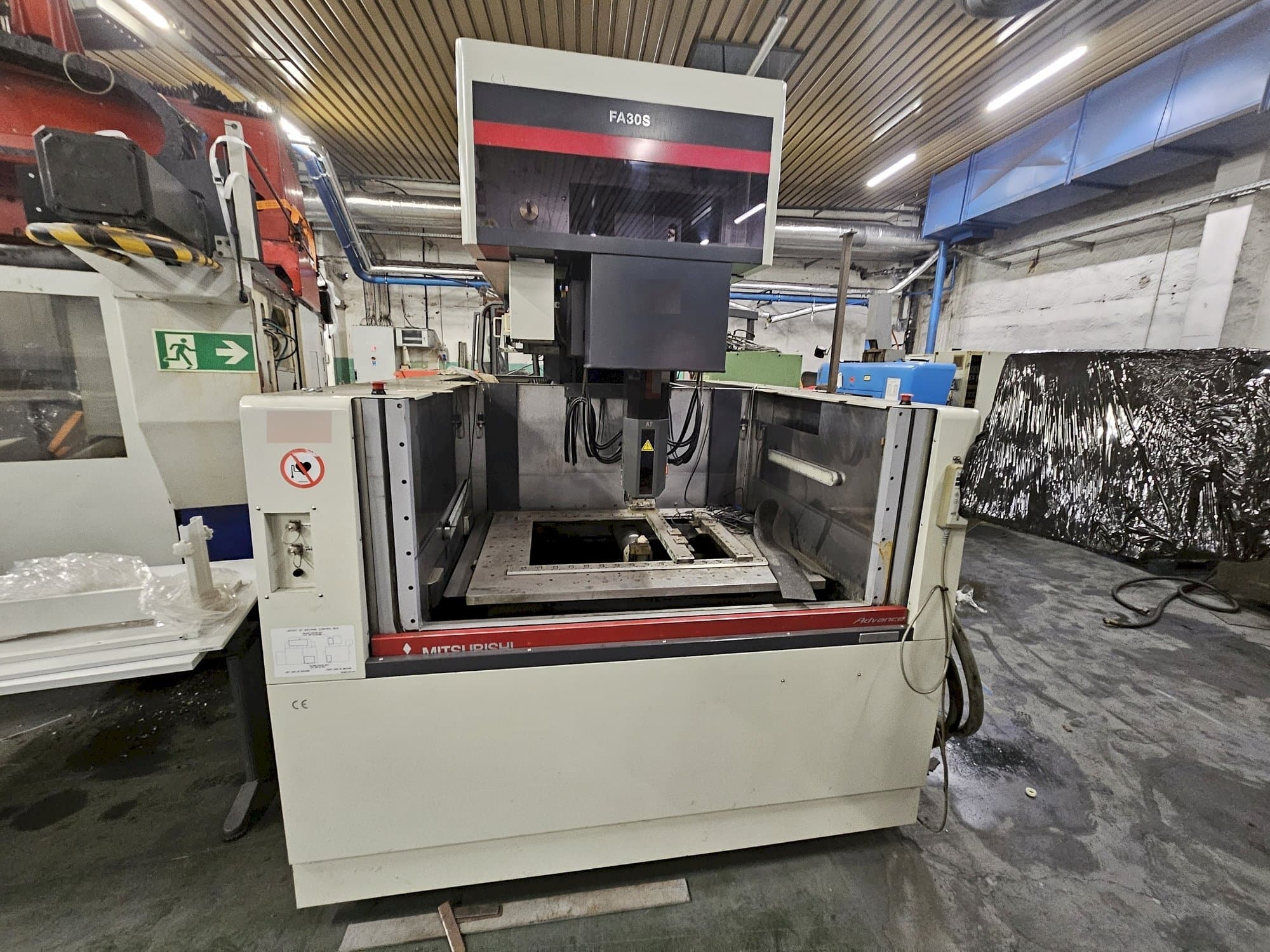 Makine  Mitsubishi FA30VM - Önden görünüm