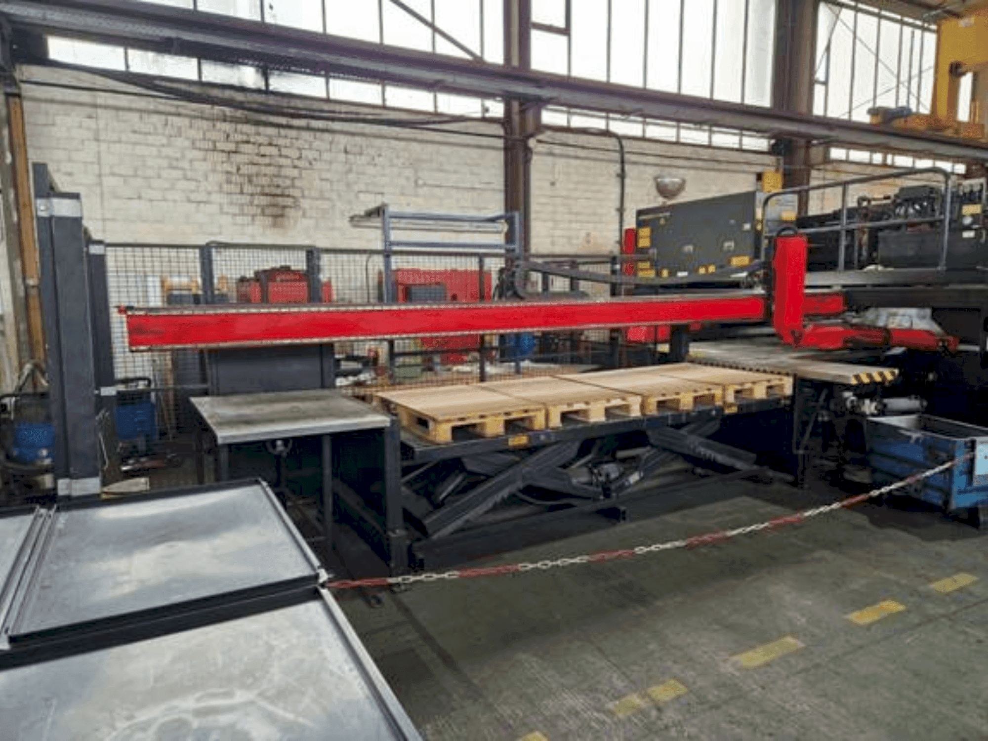 Makine  AMADA AP3-2610 V - Önden görünüm