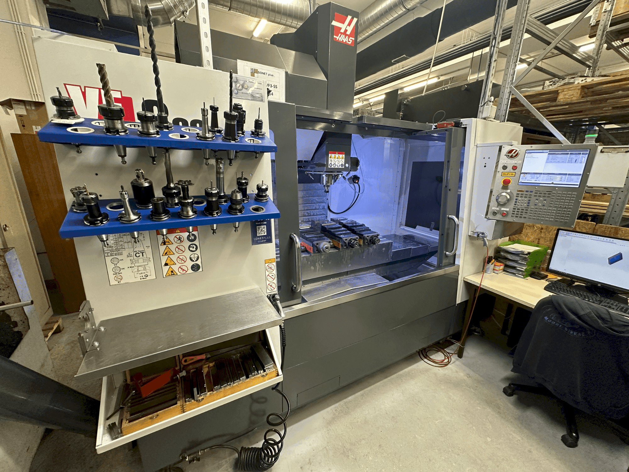 Makine  HAAS VF-3SS - Önden görünüm