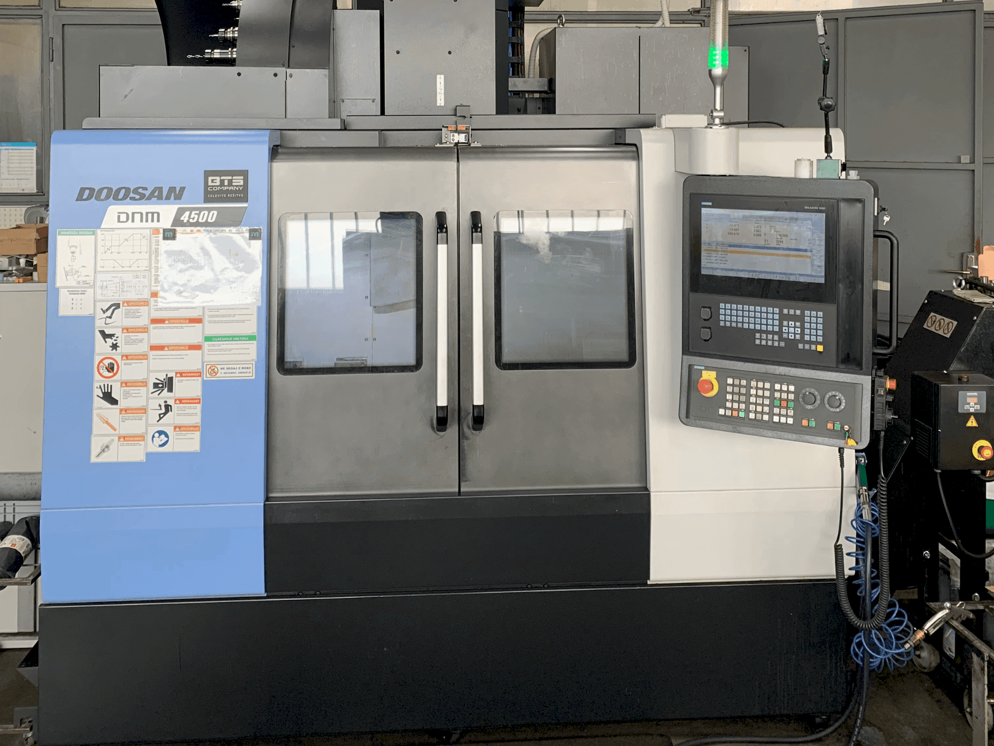 Makine  DOOSAN DNM 4500 - Önden görünüm