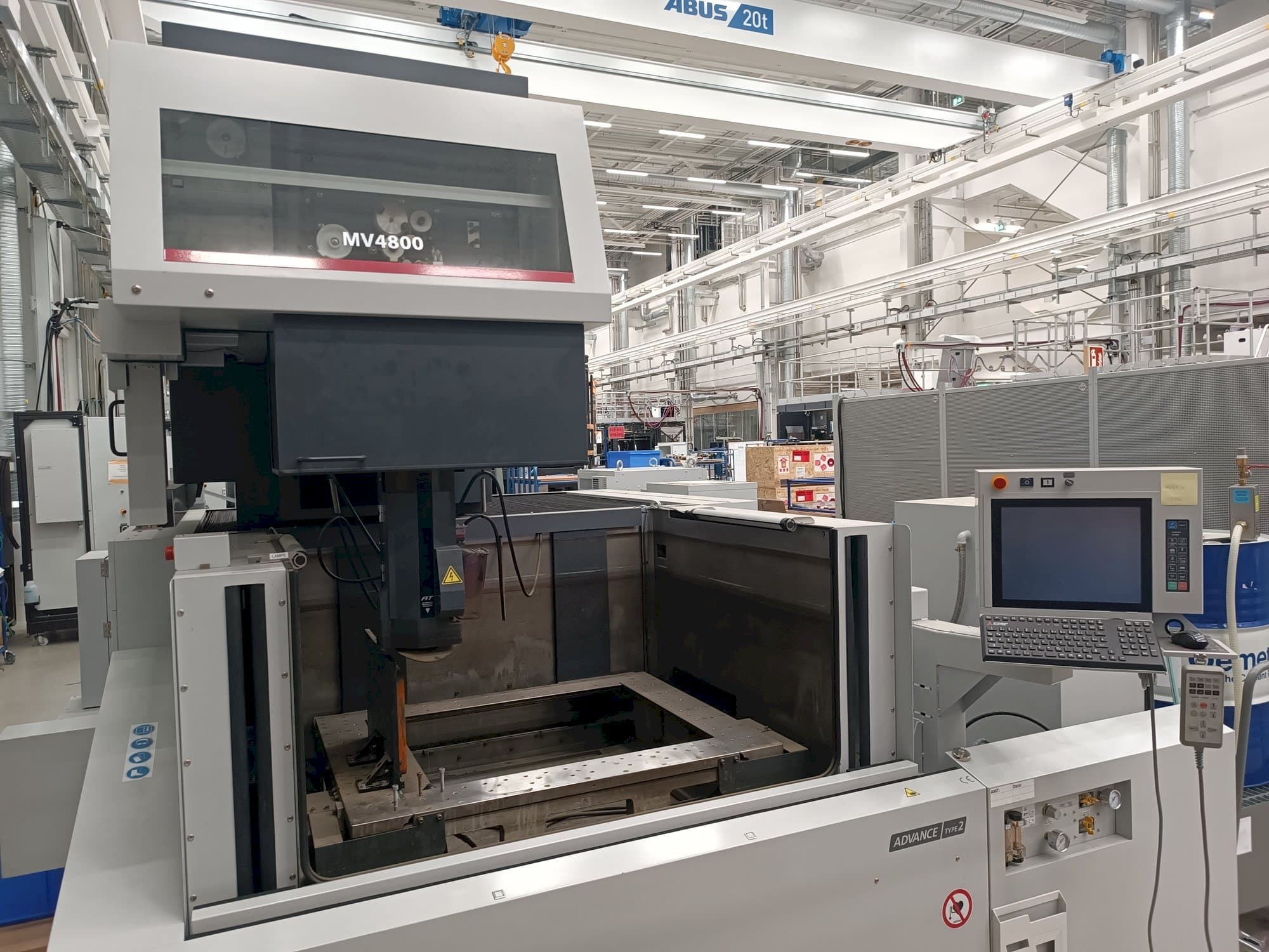 Makine  Mitsubishi MV4800 - Önden görünüm