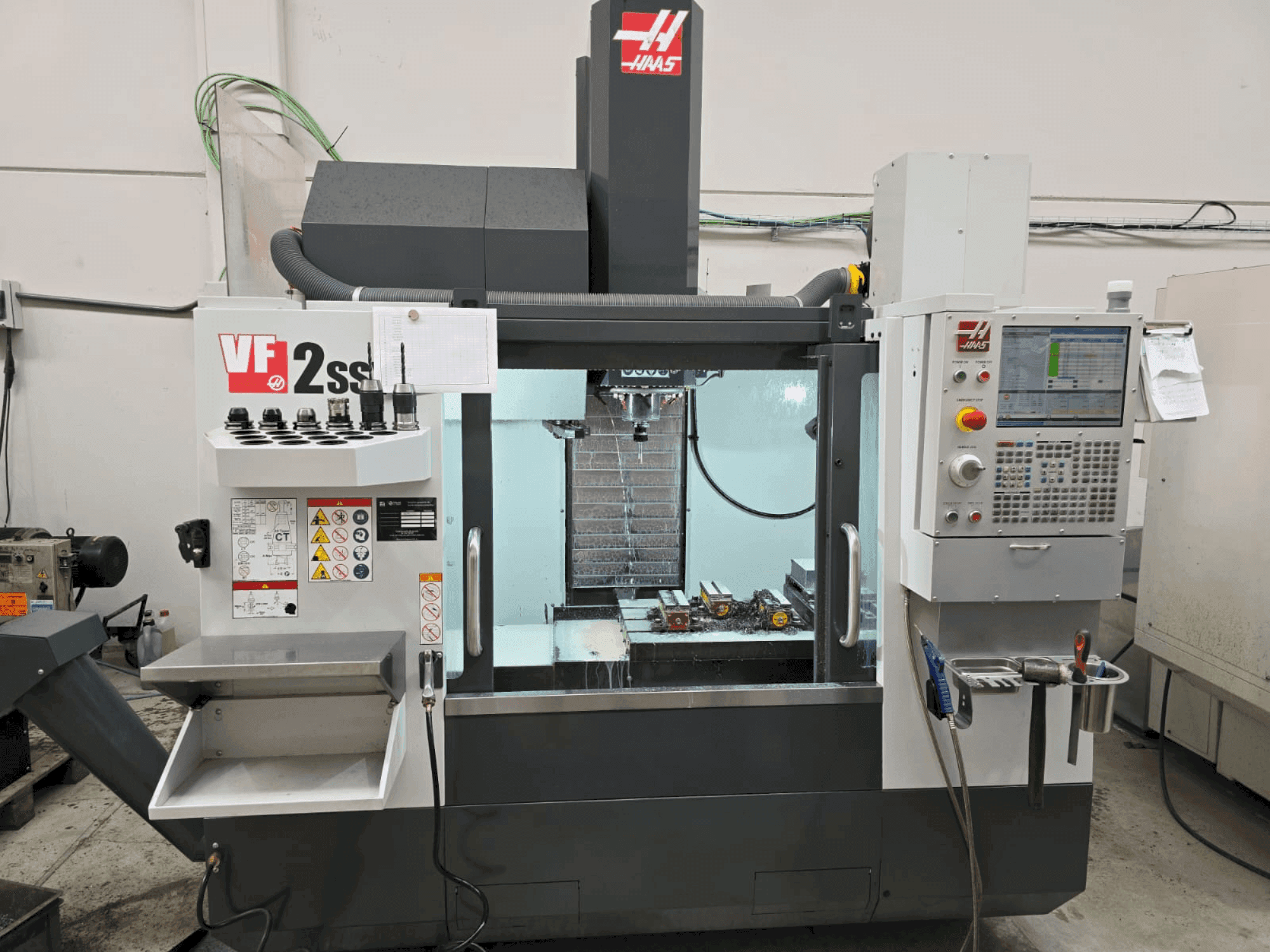 Makine  HAAS VF 2SSYT - Önden görünüm