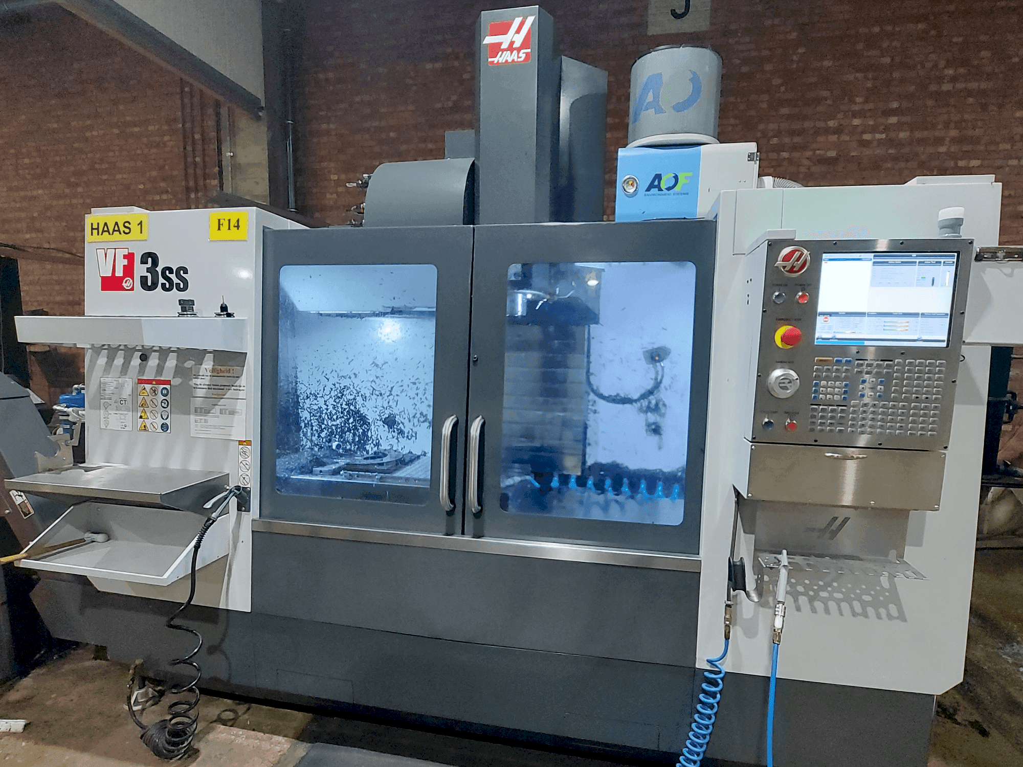 Makine  HAAS VF-3SS - Önden görünüm