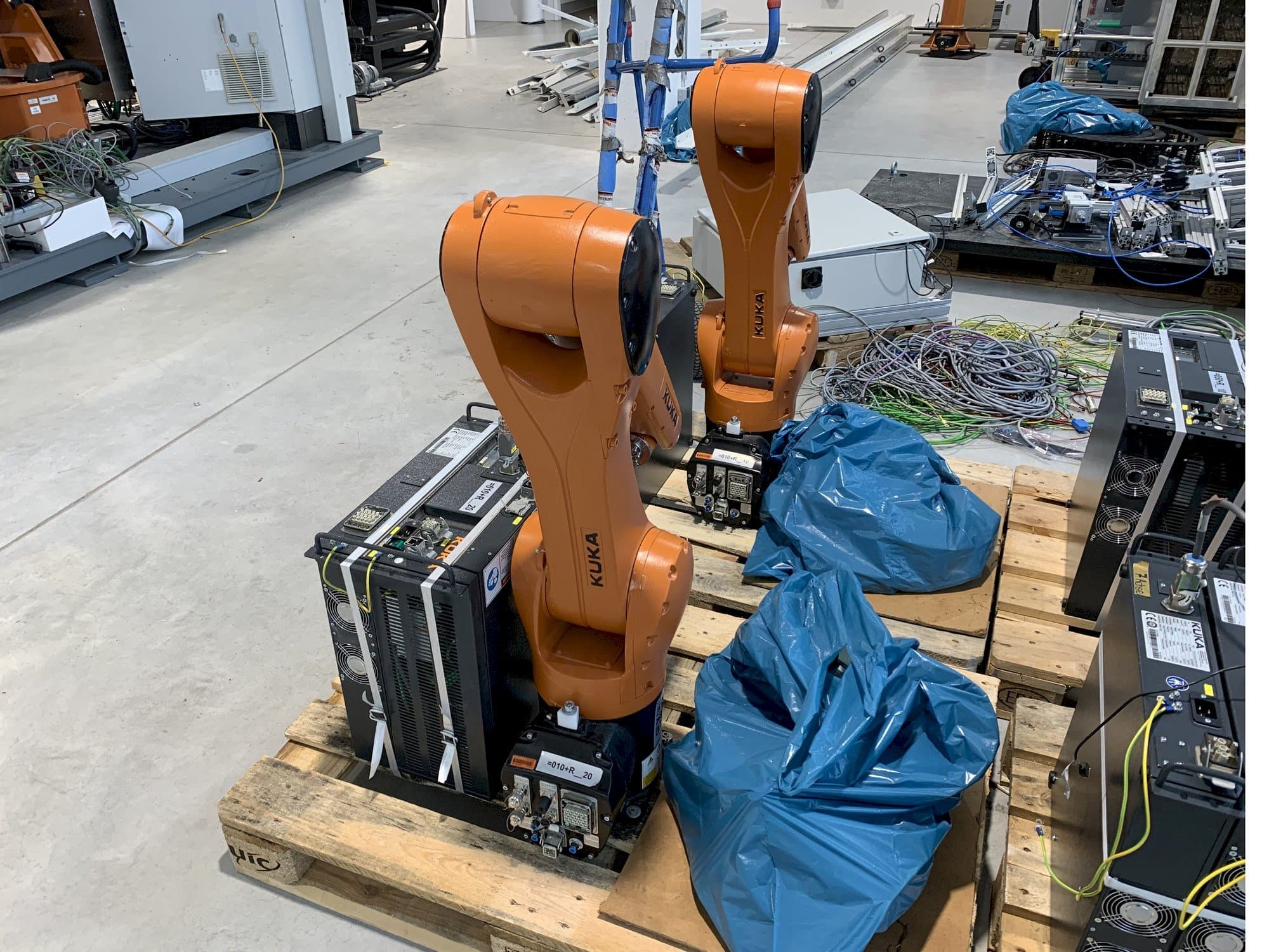 Makine  KUKA KR10 R1100 with KR C4 COMPACT Controller - Önden görünüm