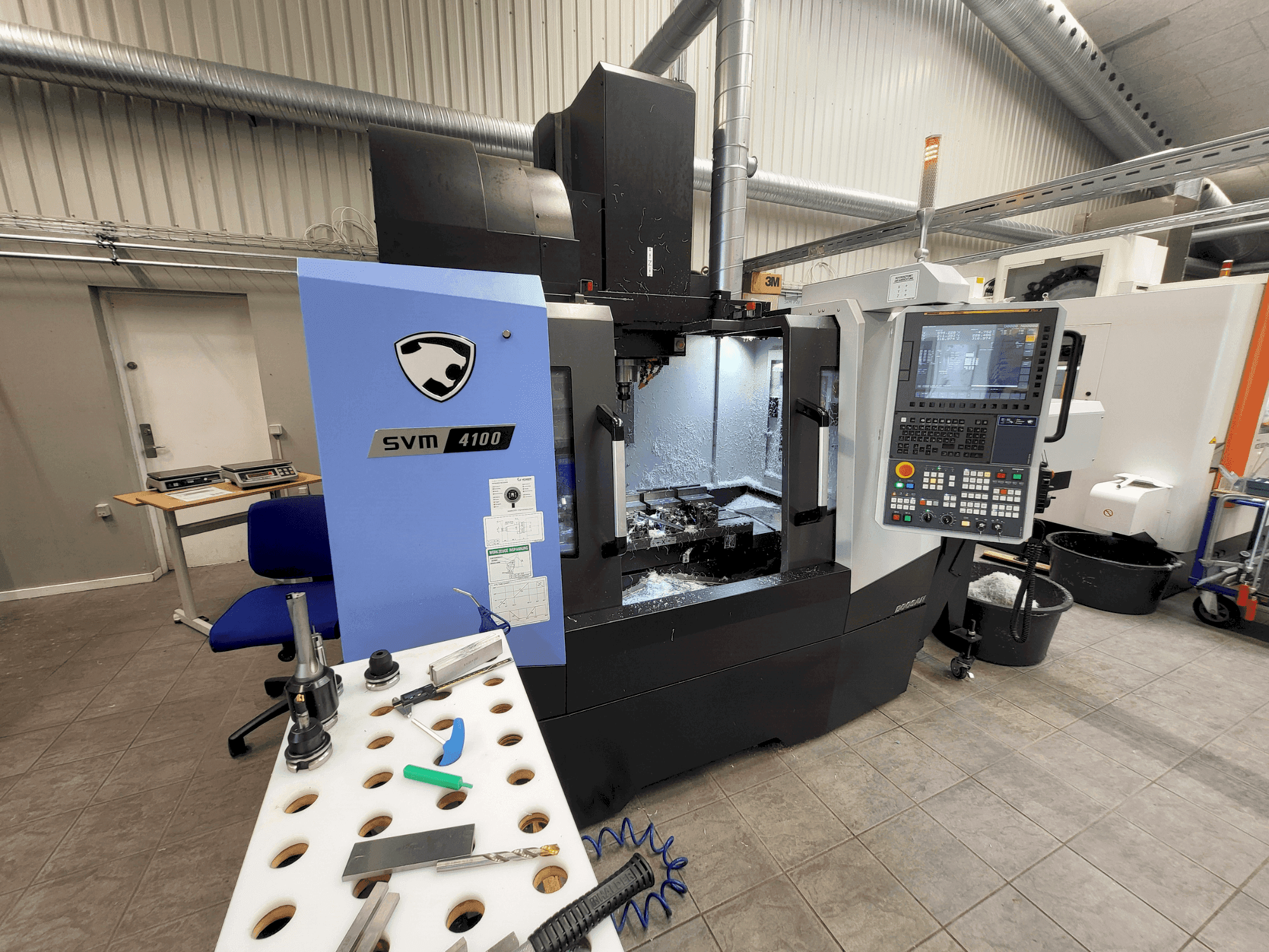 Makine  DOOSAN SVM4100 - Önden görünüm