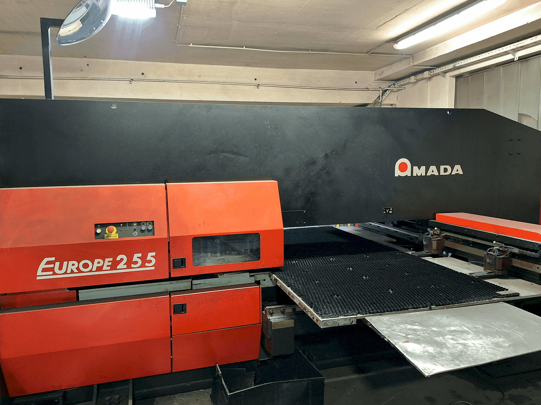 Makine  AMADA EUROPE 255 CNC - Önden görünüm