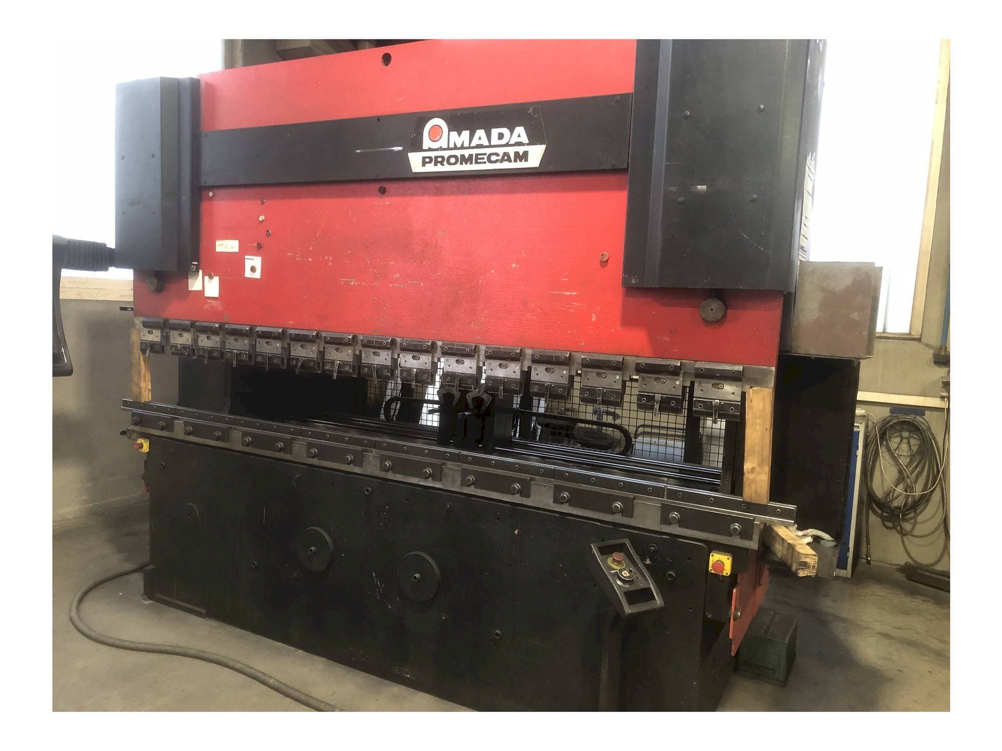 Makine  AMADA HFB 125 - Önden görünüm