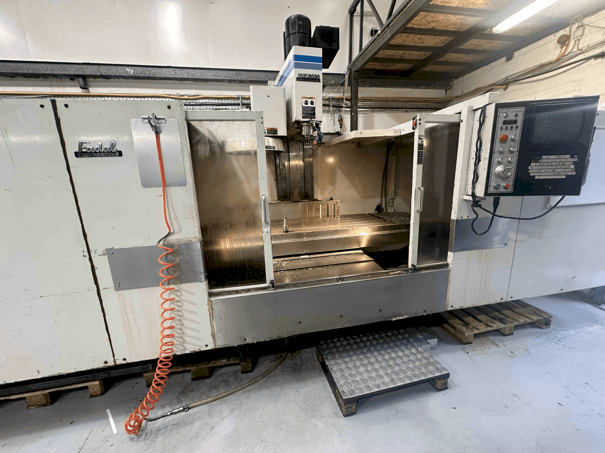 Makine  FADAL VMC8030HT - Önden görünüm