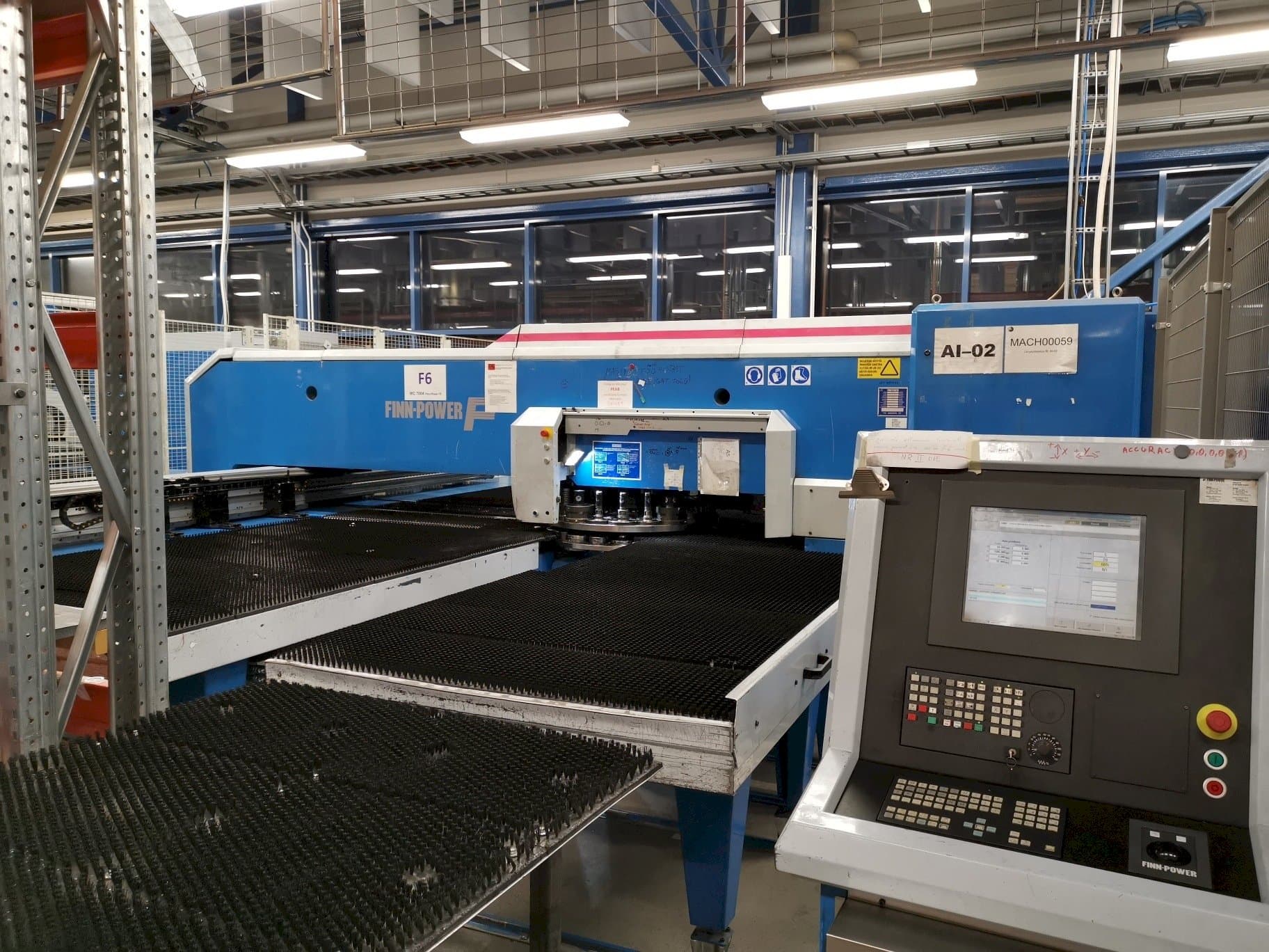 Makine  Finn-Power F6SU - Önden görünüm