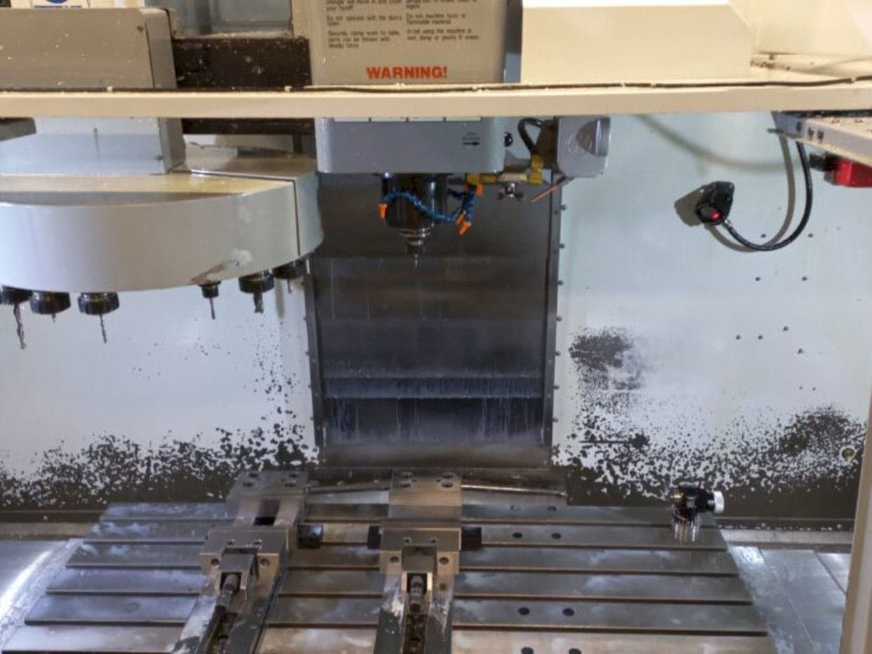 Makine  HAAS VF-4 DHE - Önden görünüm
